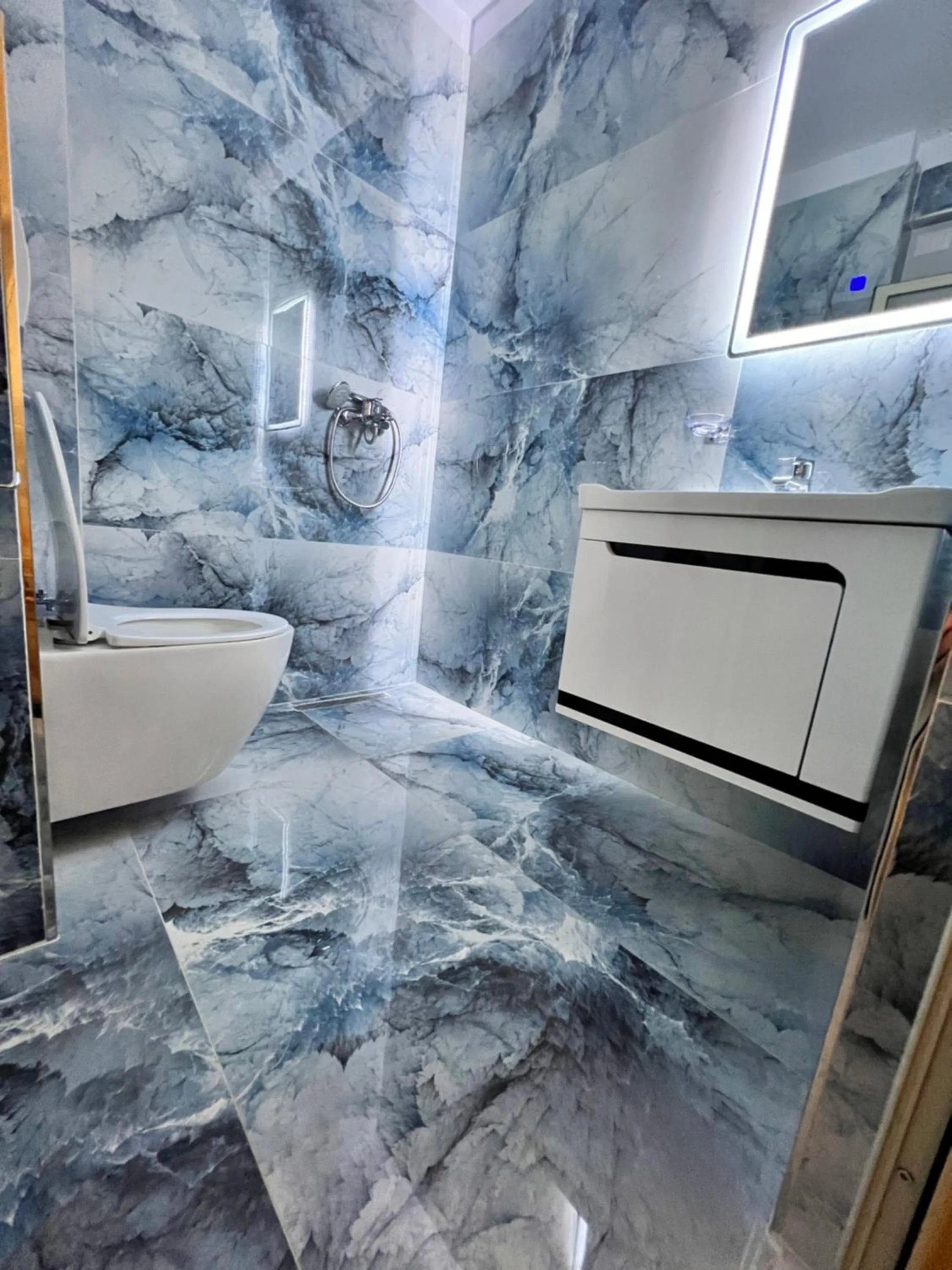 Shower in Lyden Hotel