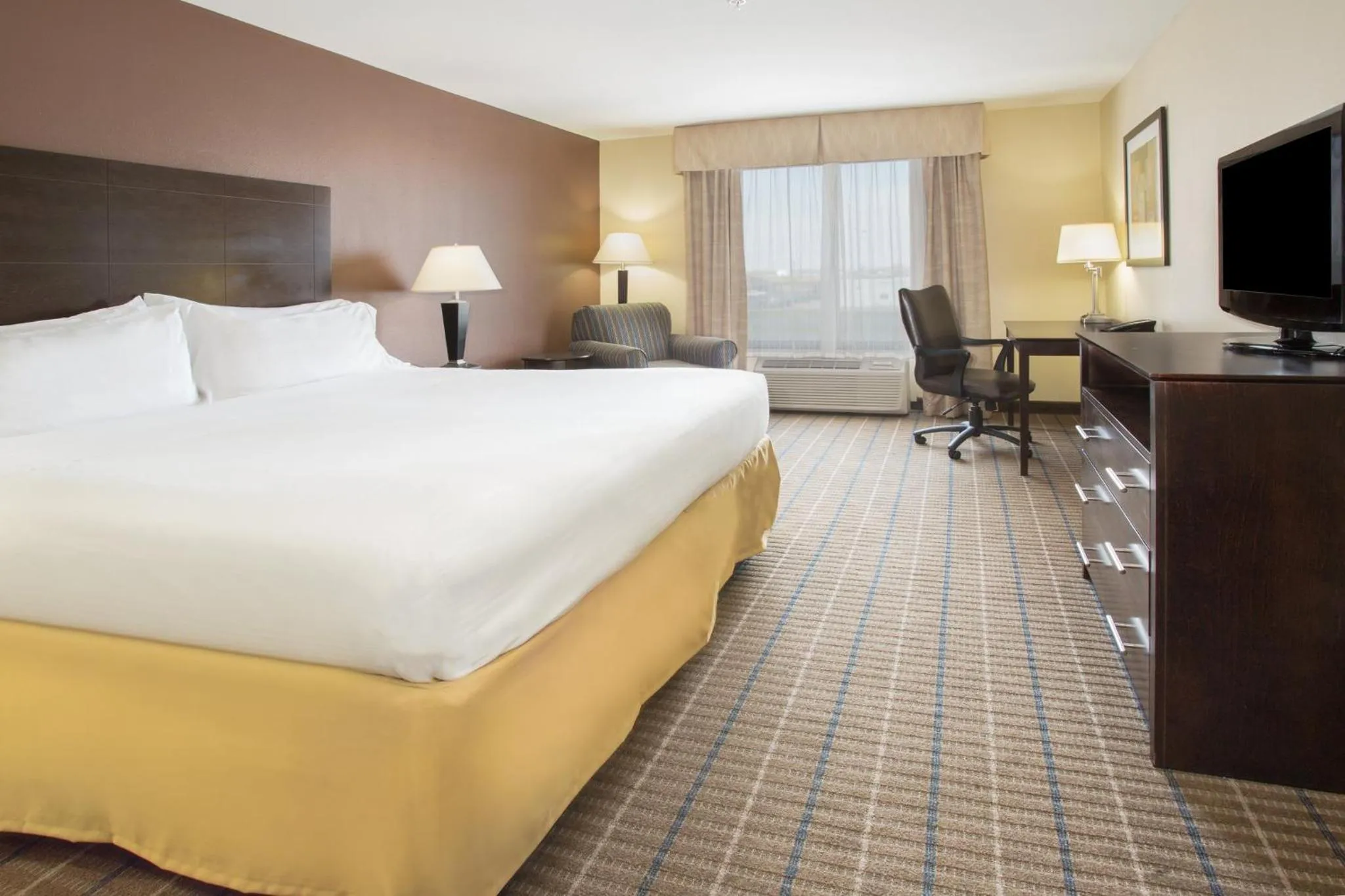 Photo of the whole room, Bed in Holiday Inn Express and Suites Hotel - Pauls Valley by IHG