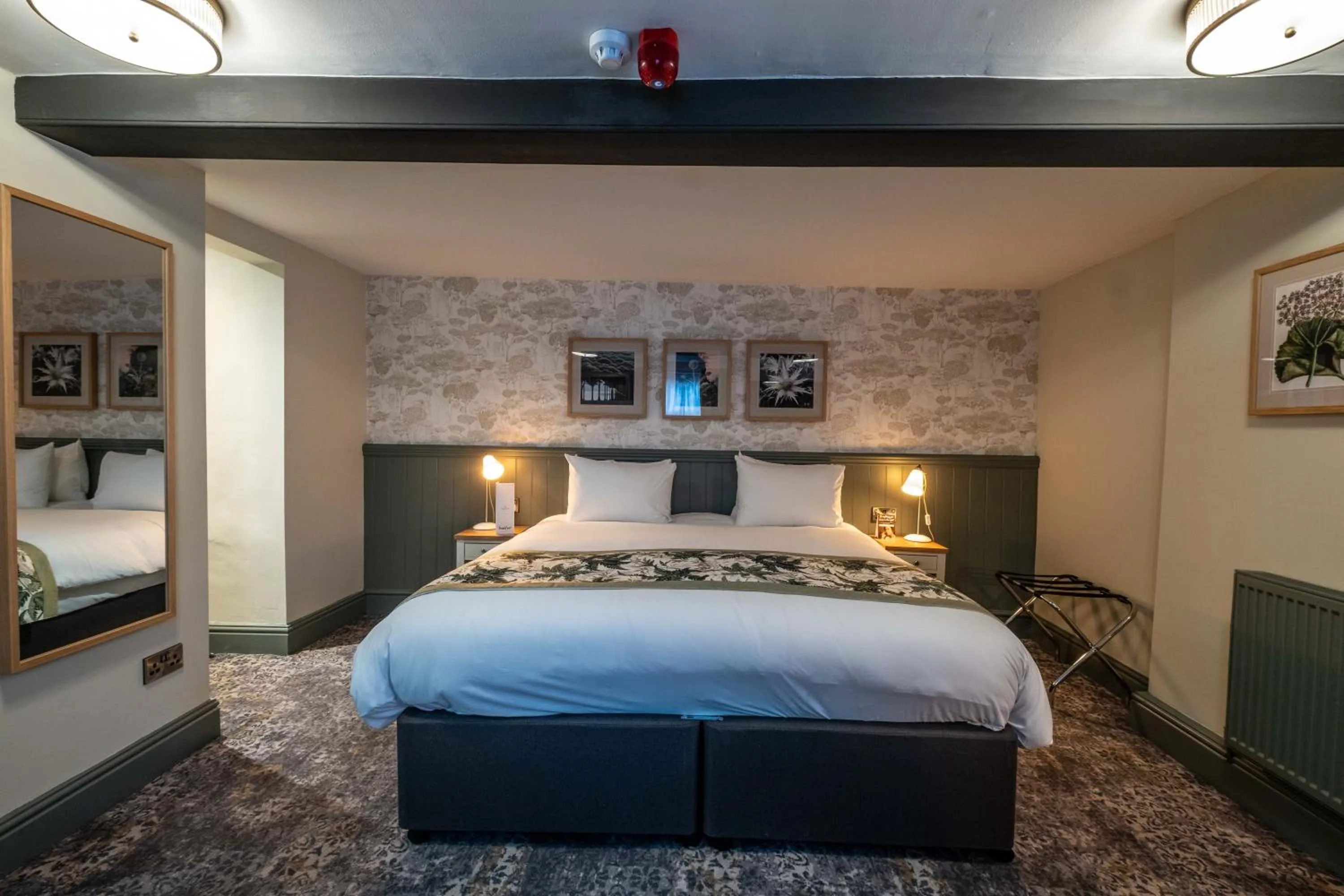 Bedroom, Bed in Rockingham Arms By Greene King Inns