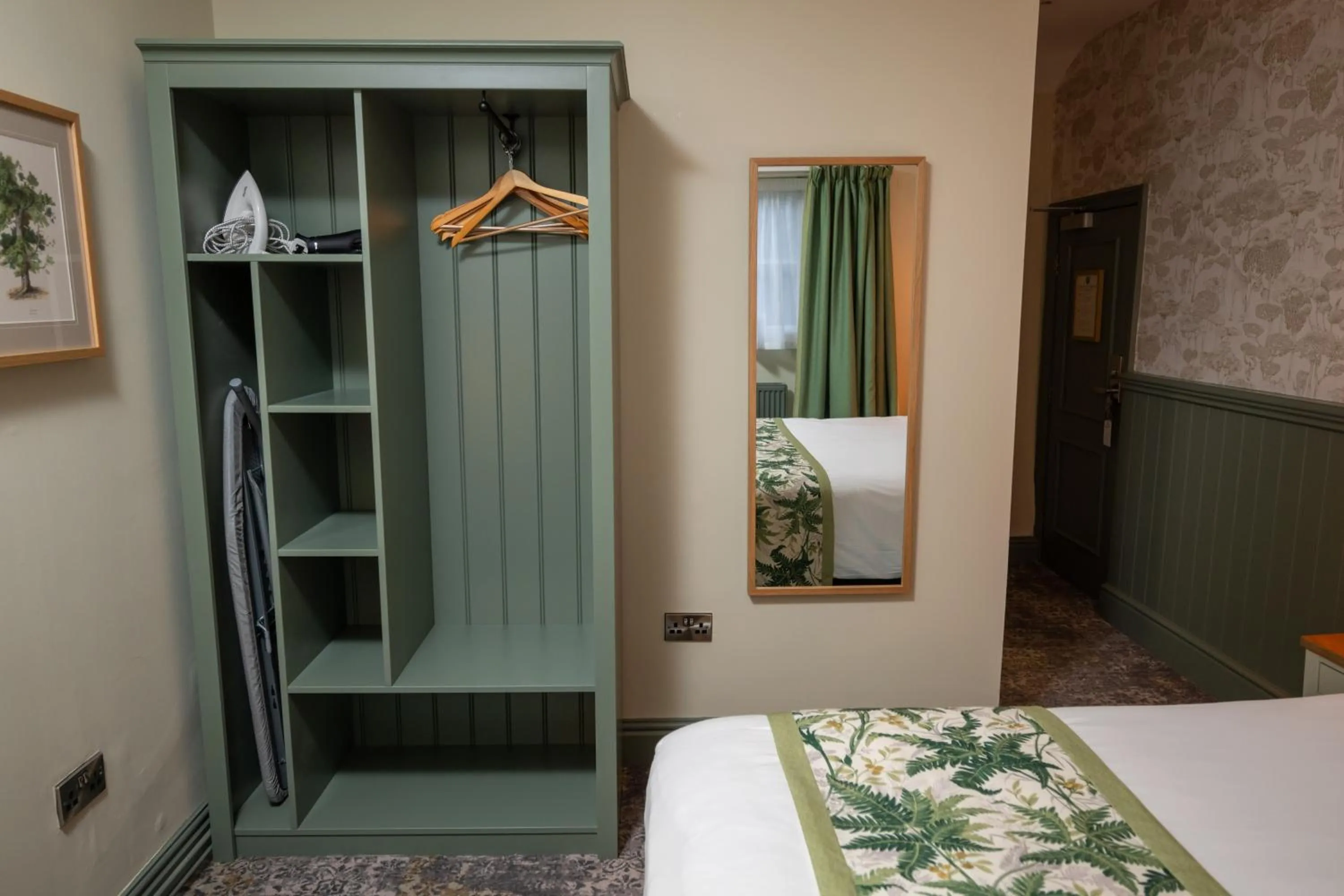 Bedroom, Bed in Rockingham Arms By Greene King Inns