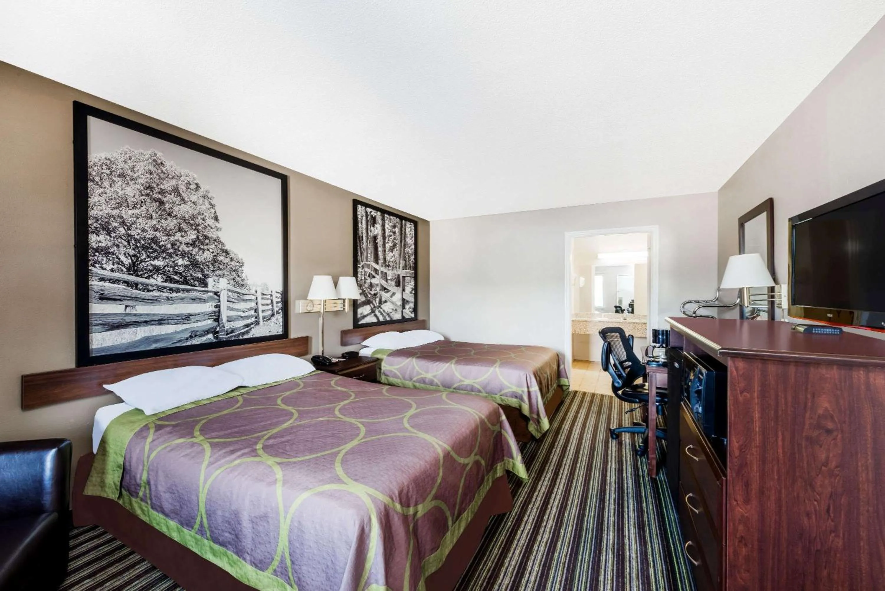 Photo of the whole room, Bed in Super 8 by Wyndham Chattanooga Ooltewah