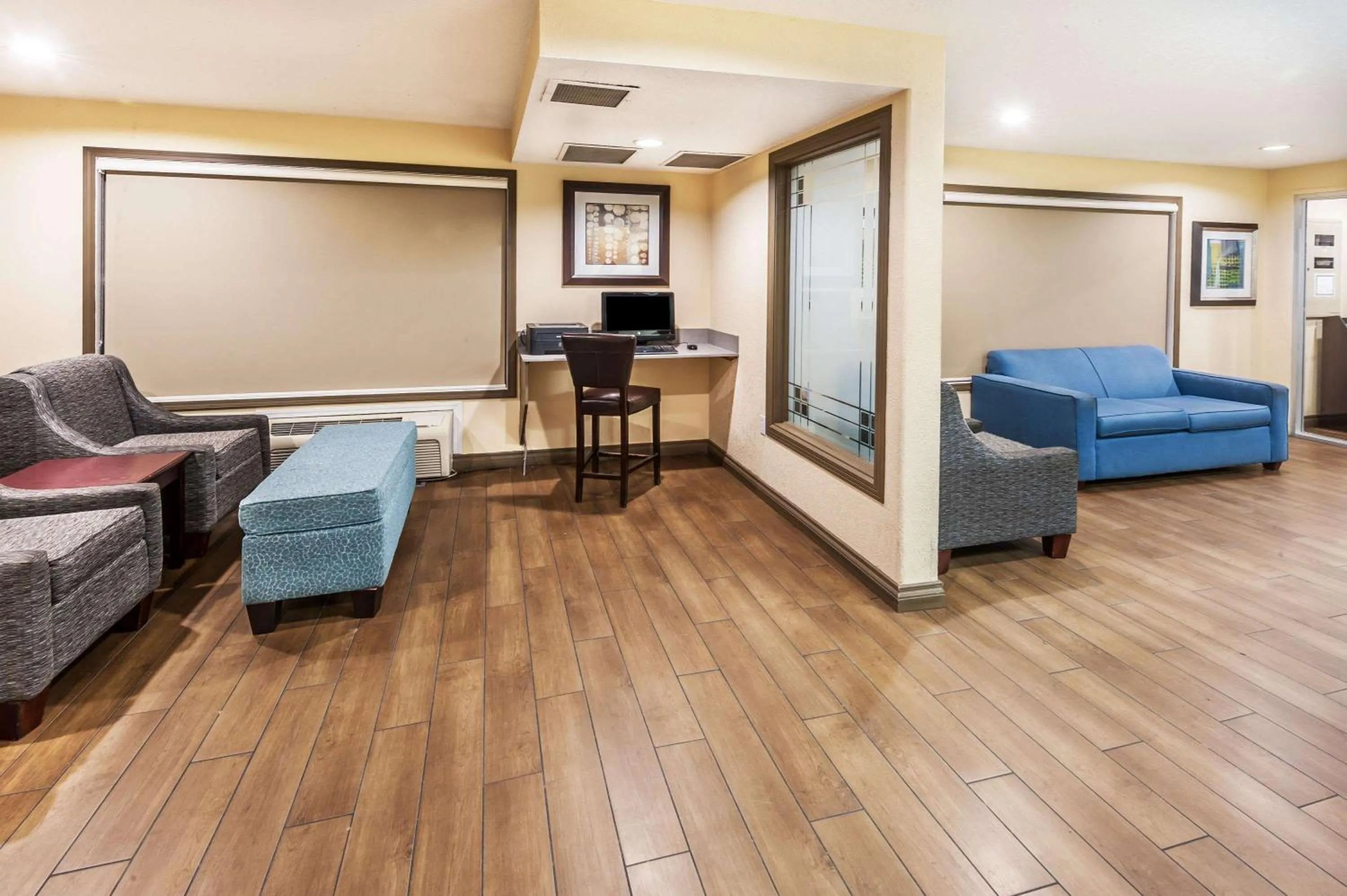 Lobby or reception in Super 8 by Wyndham Calgary/Airport