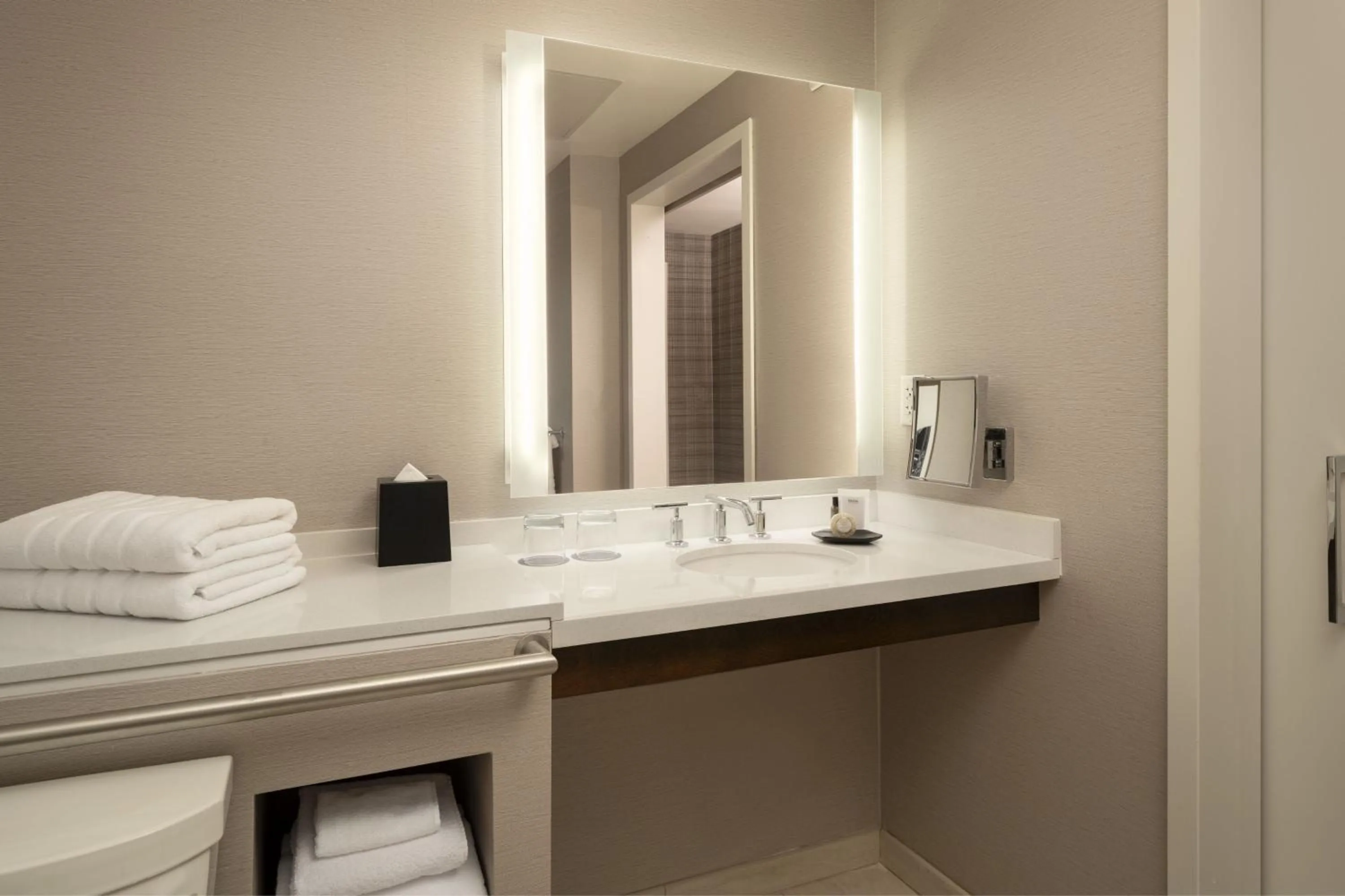 Bathroom, Bed in The Westin South Coast Plaza, Costa Mesa