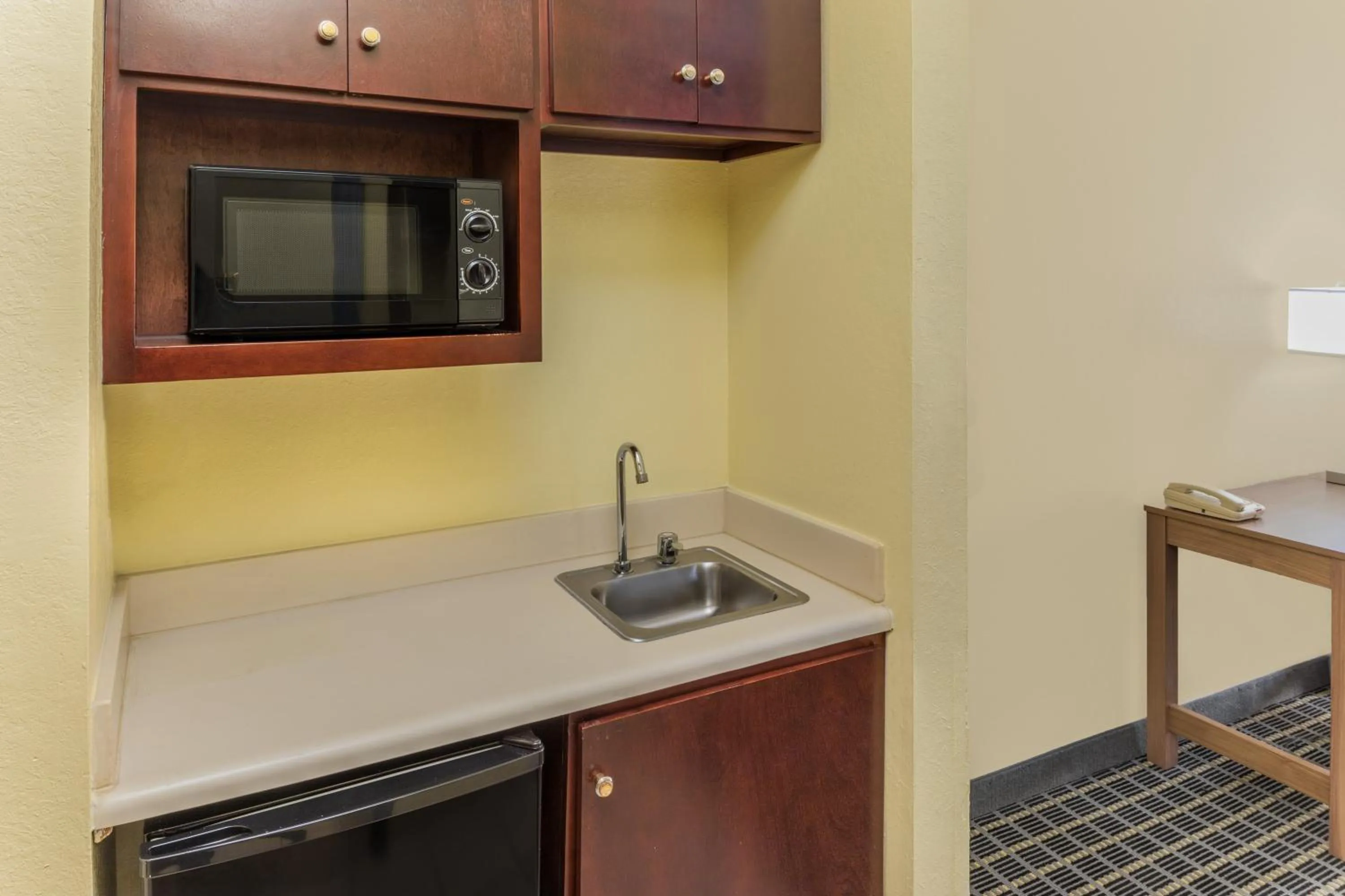 Kitchen or kitchenette in Days Inn & Suites by Wyndham Union City