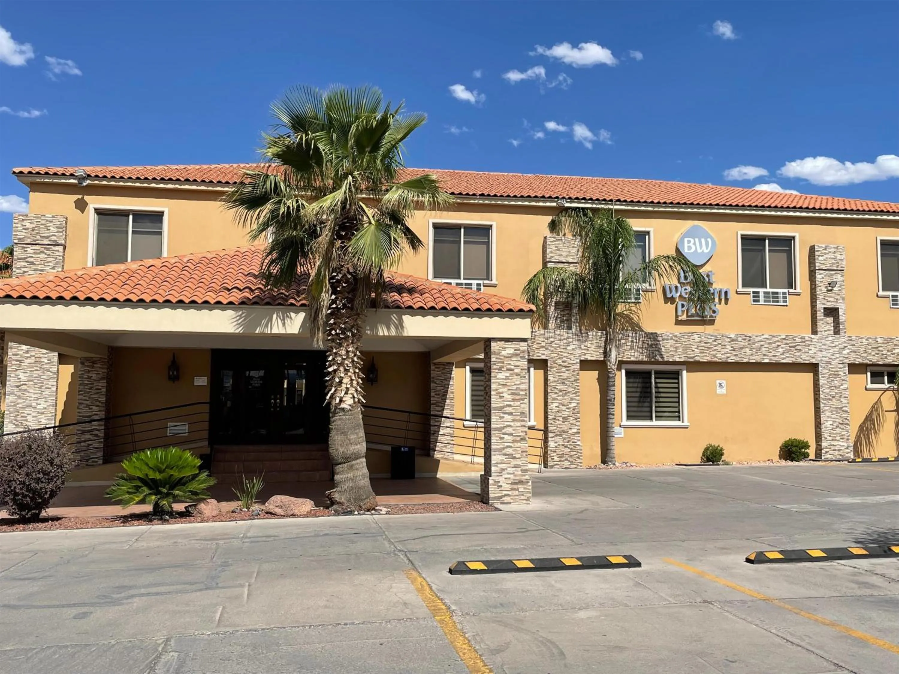 Property building in Best Western Plus Chihuahua Aeropuerto