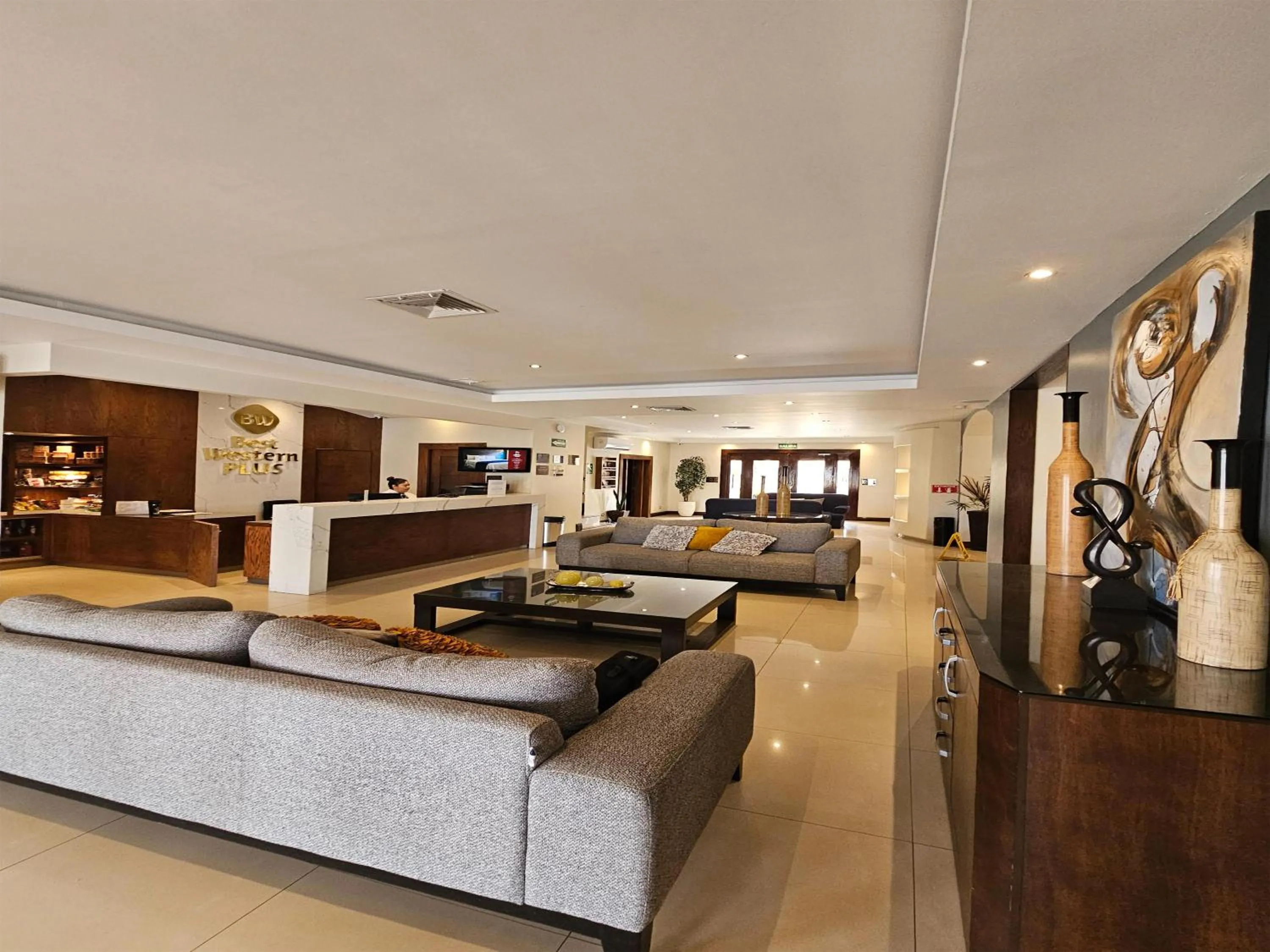 Lobby or reception in Best Western Plus Chihuahua Aeropuerto