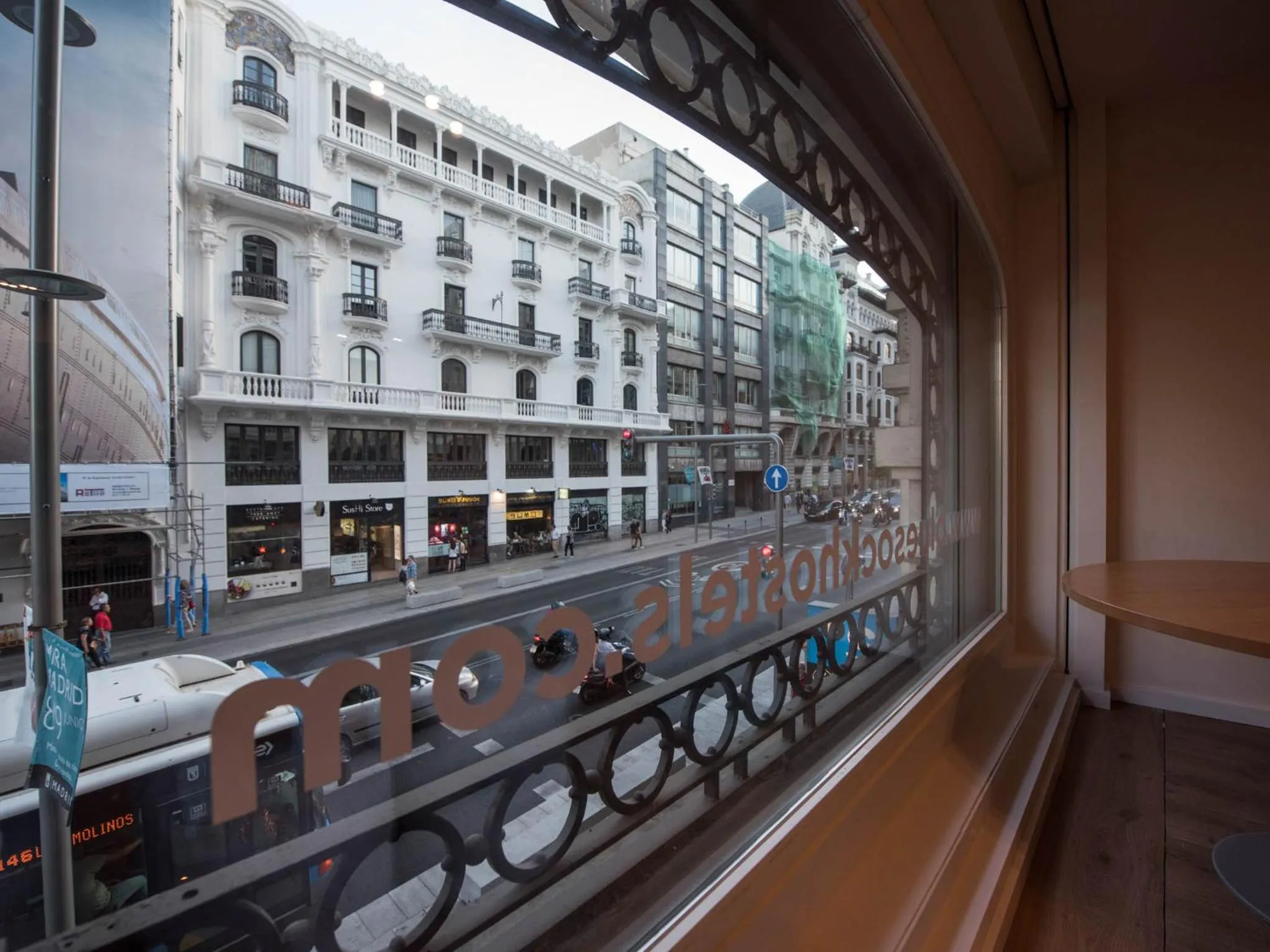 Seating area in room00 Gran Vía Hostel