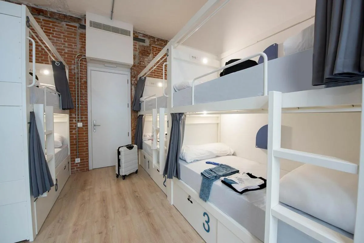 Bedroom, Bed in room00 Gran Vía Hostel