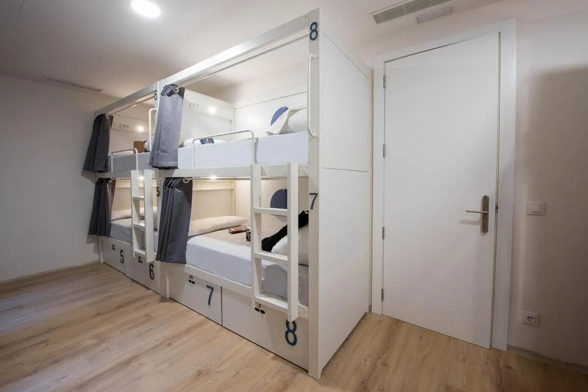 Bedroom, Bed in room00 Gran Vía Hostel