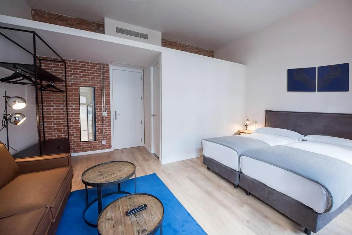 Bedroom, Bed in room00 Gran Vía Hostel