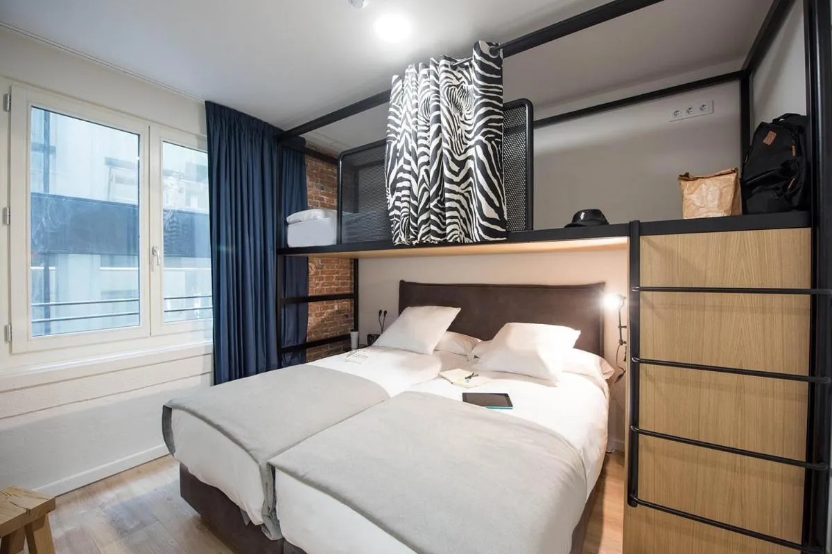 Bedroom, Bed in room00 Gran Vía Hostel