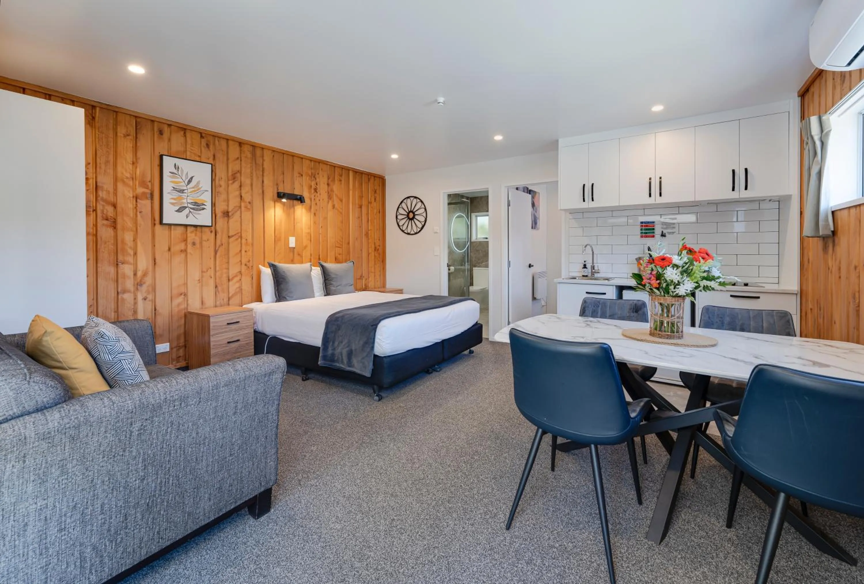 Photo of the whole room, Bed in Archway Motels & Chalets