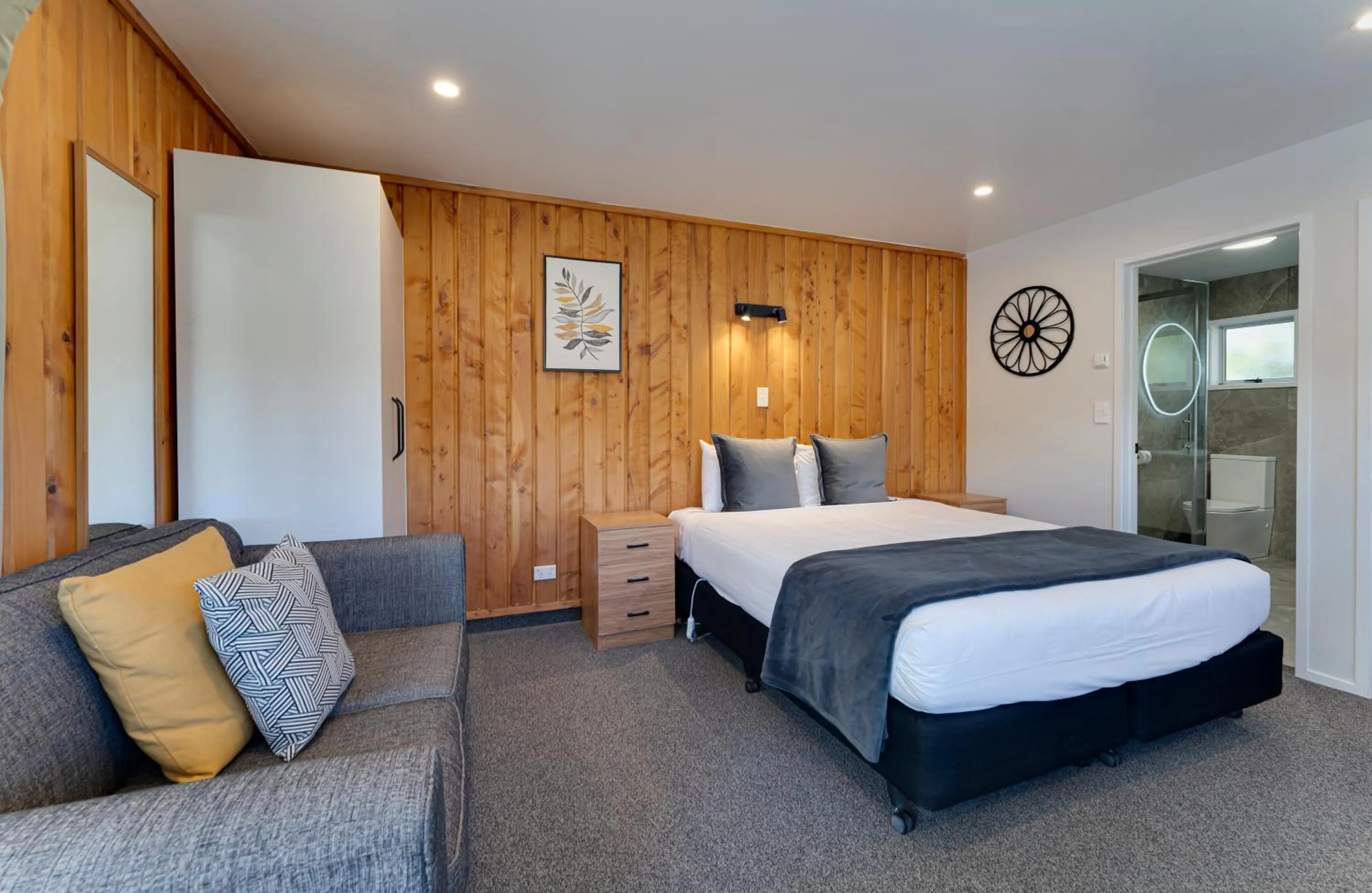 Photo of the whole room, Bed in Archway Motels & Chalets