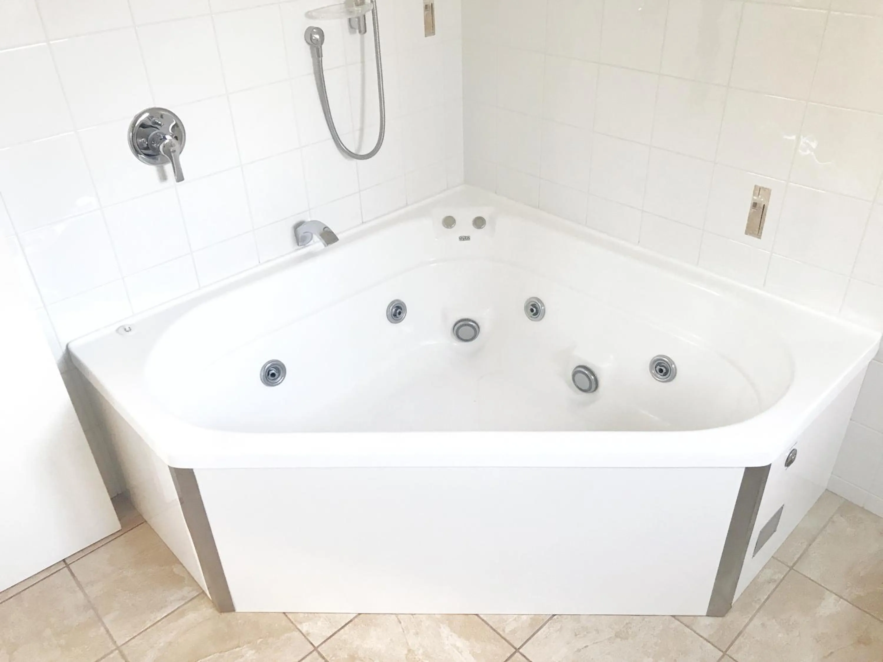 Bathroom in Avalon Manor Motel