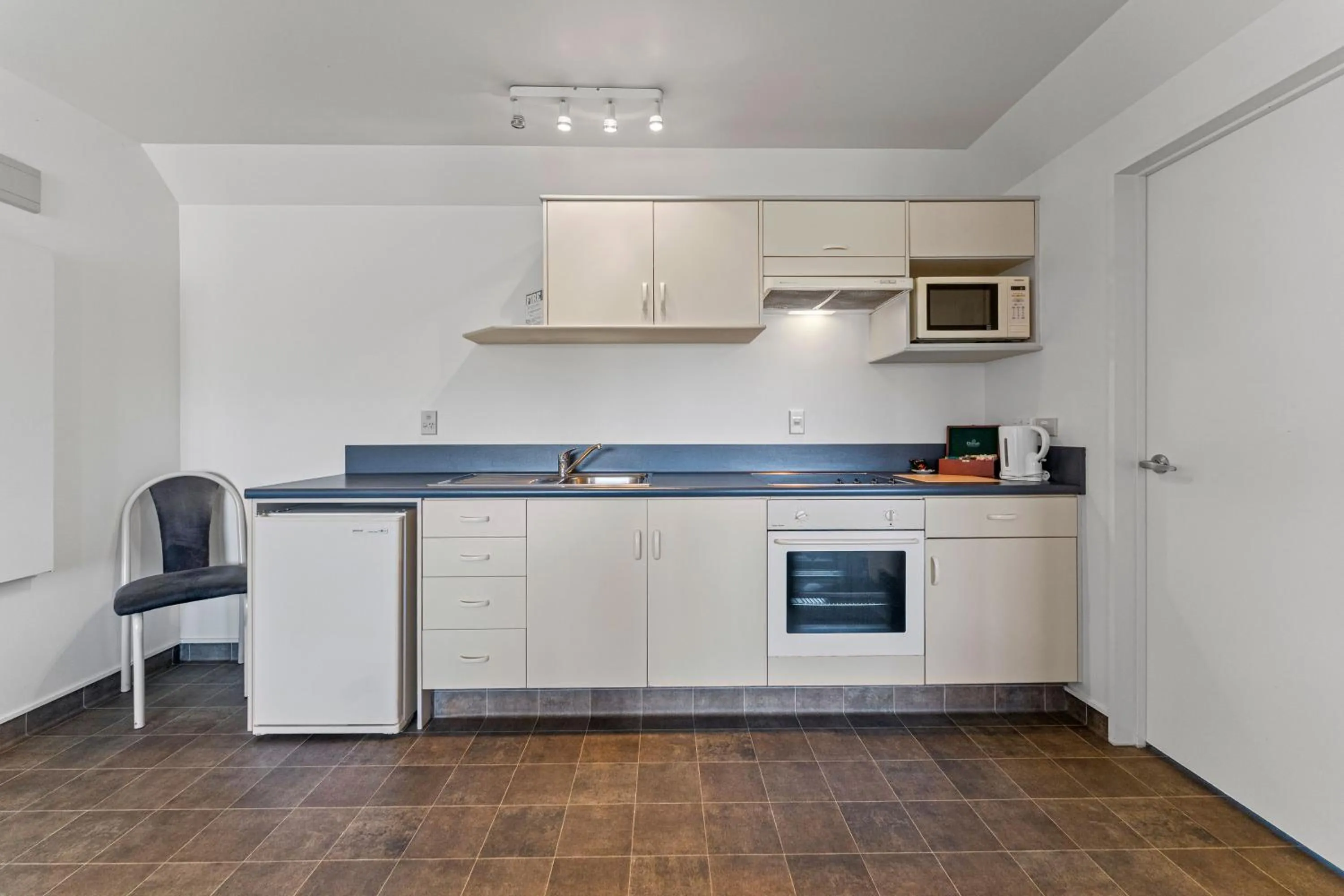 kitchen in Avalon Manor Motel