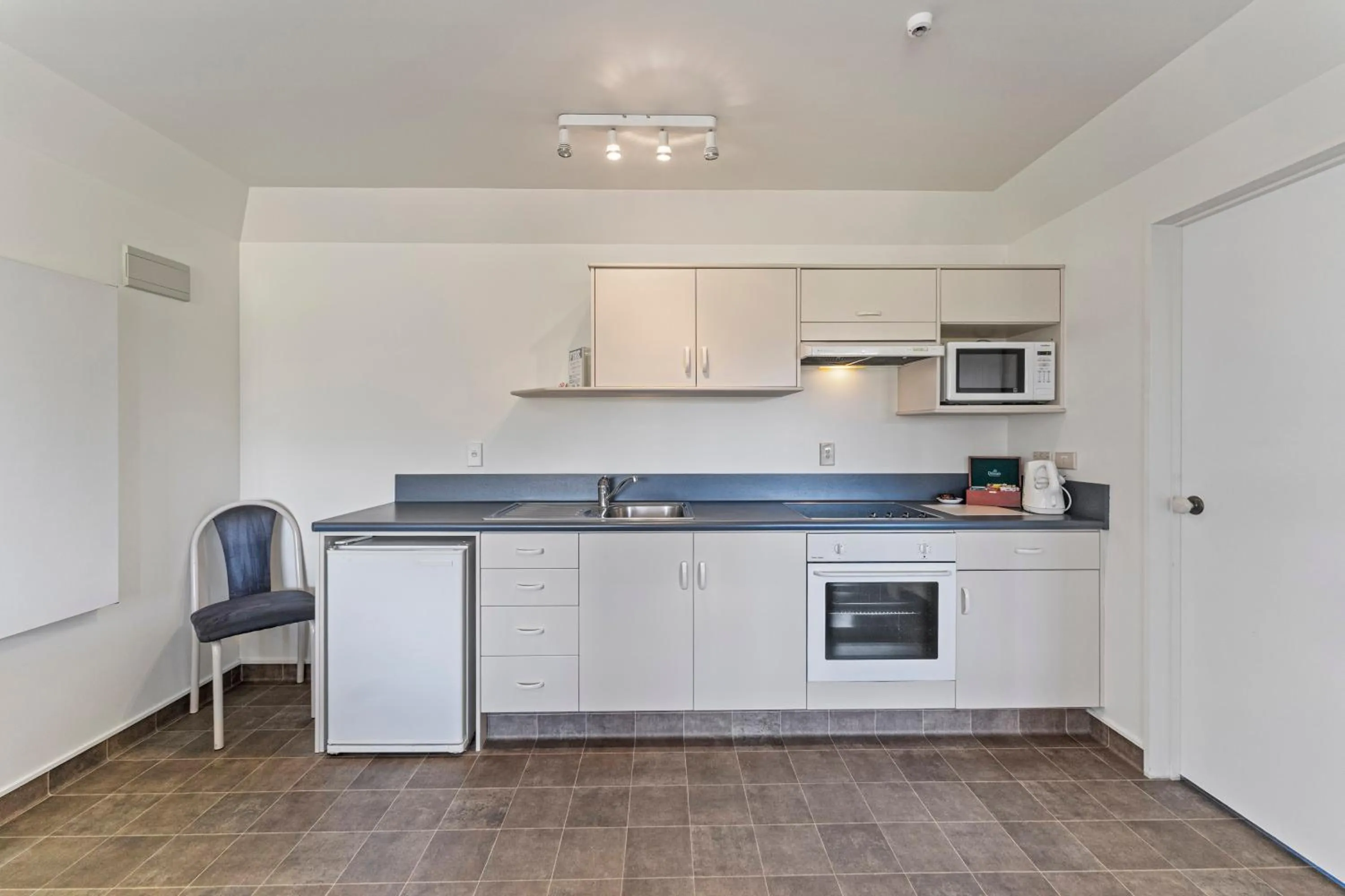 Kitchen or kitchenette in Avalon Manor Motel