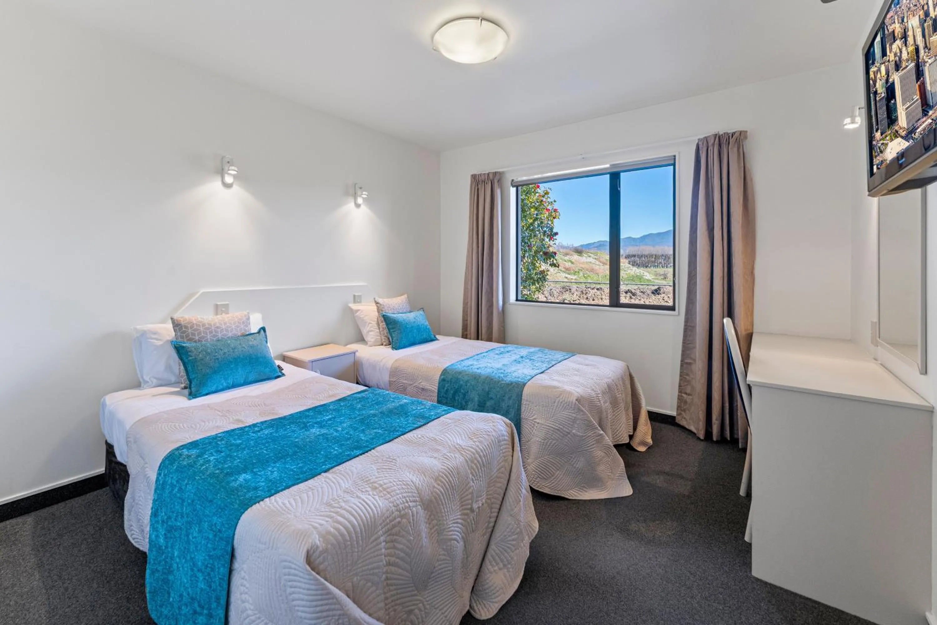 Bedroom, Bed in Avalon Manor Motel