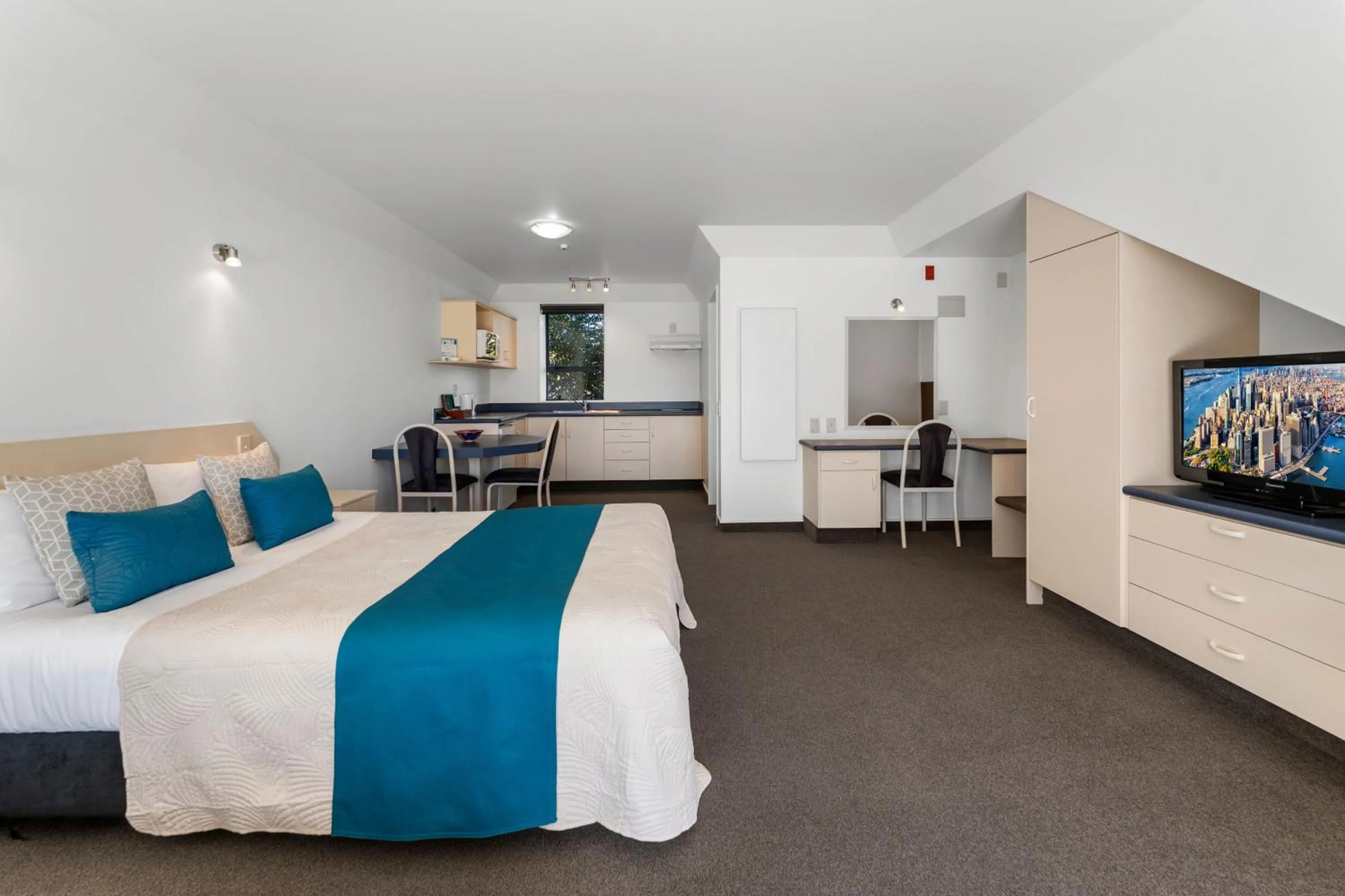 Photo of the whole room, Bed in Avalon Manor Motel