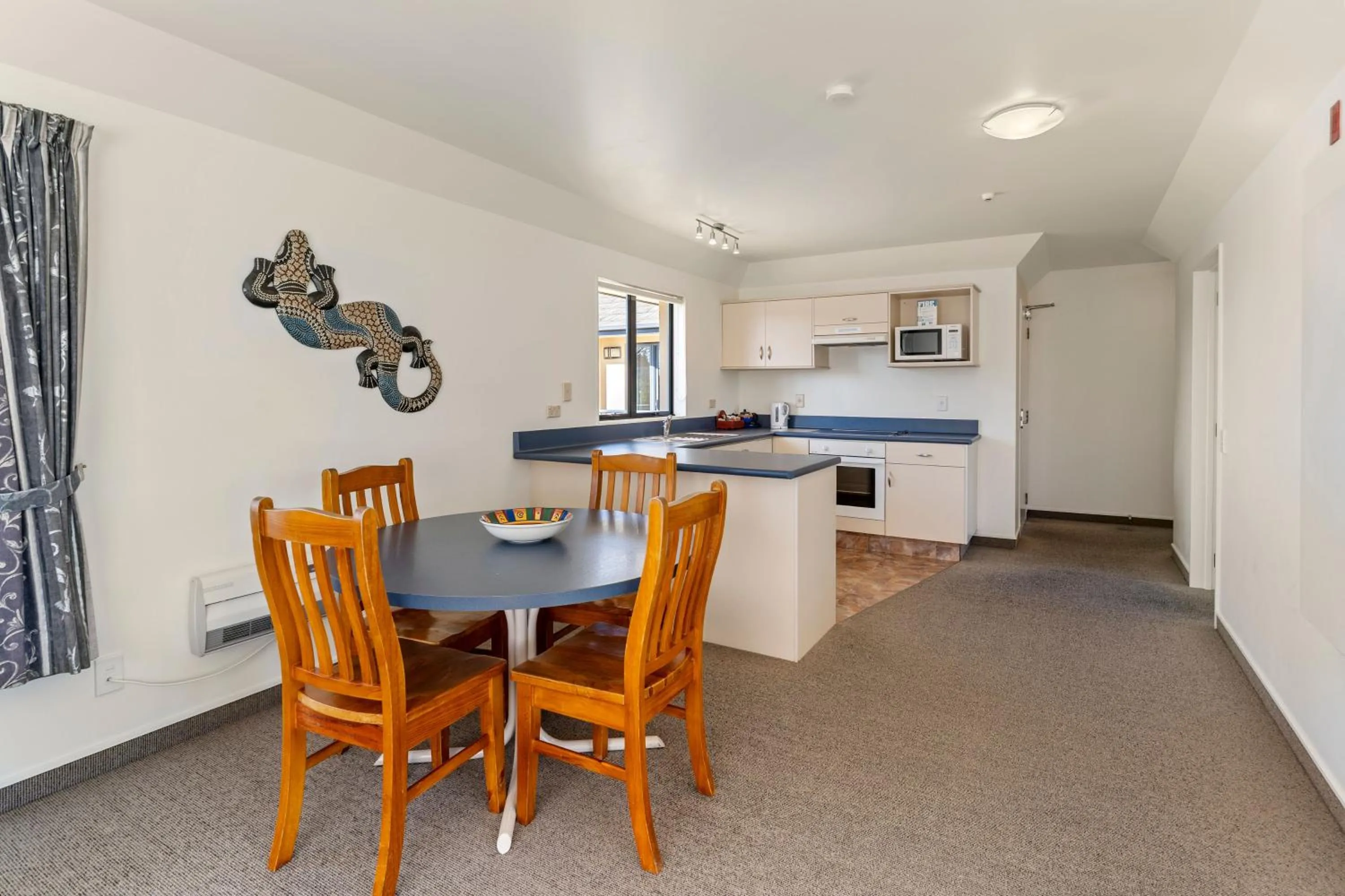 Dining area in Avalon Manor Motel