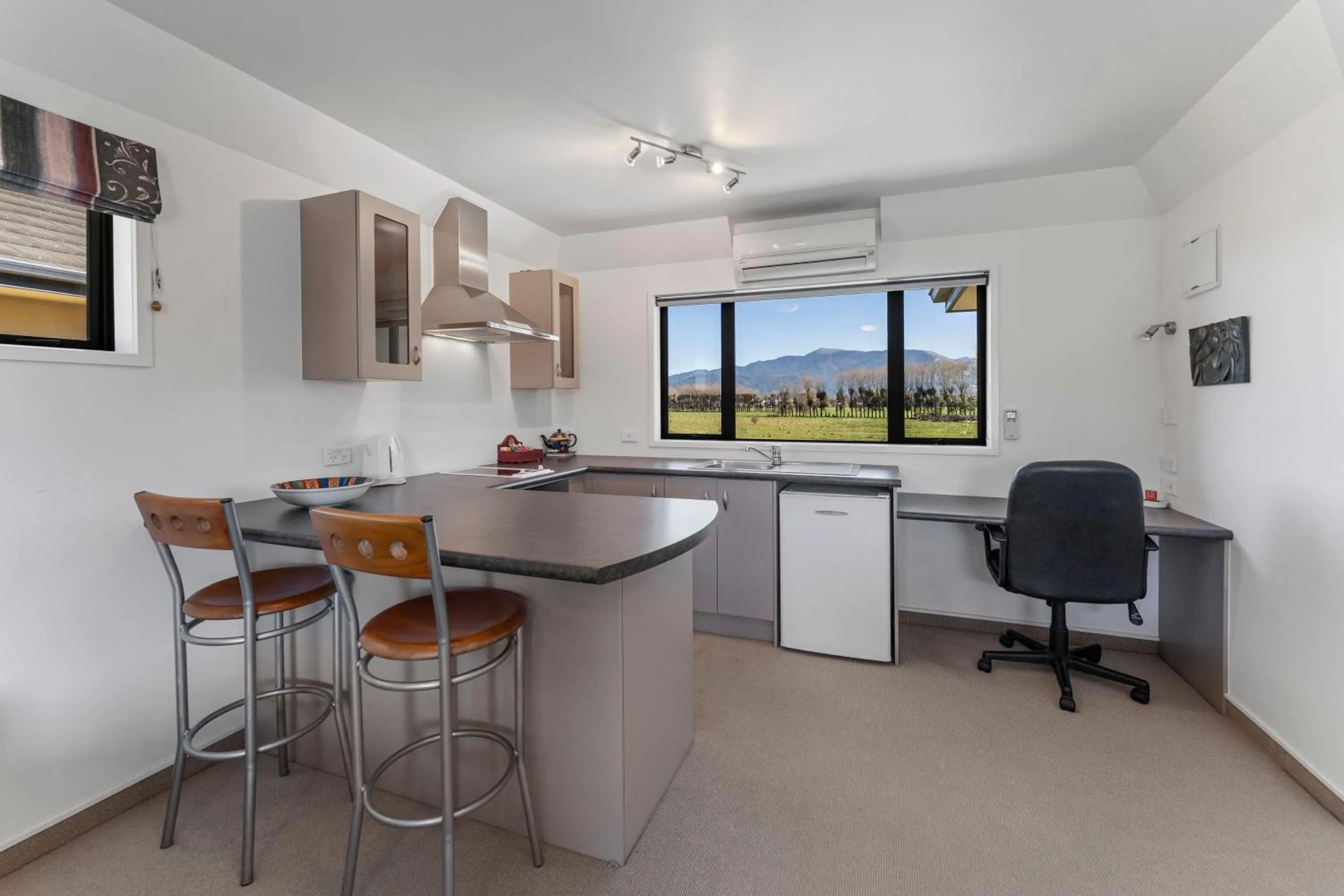 kitchen in Avalon Manor Motel