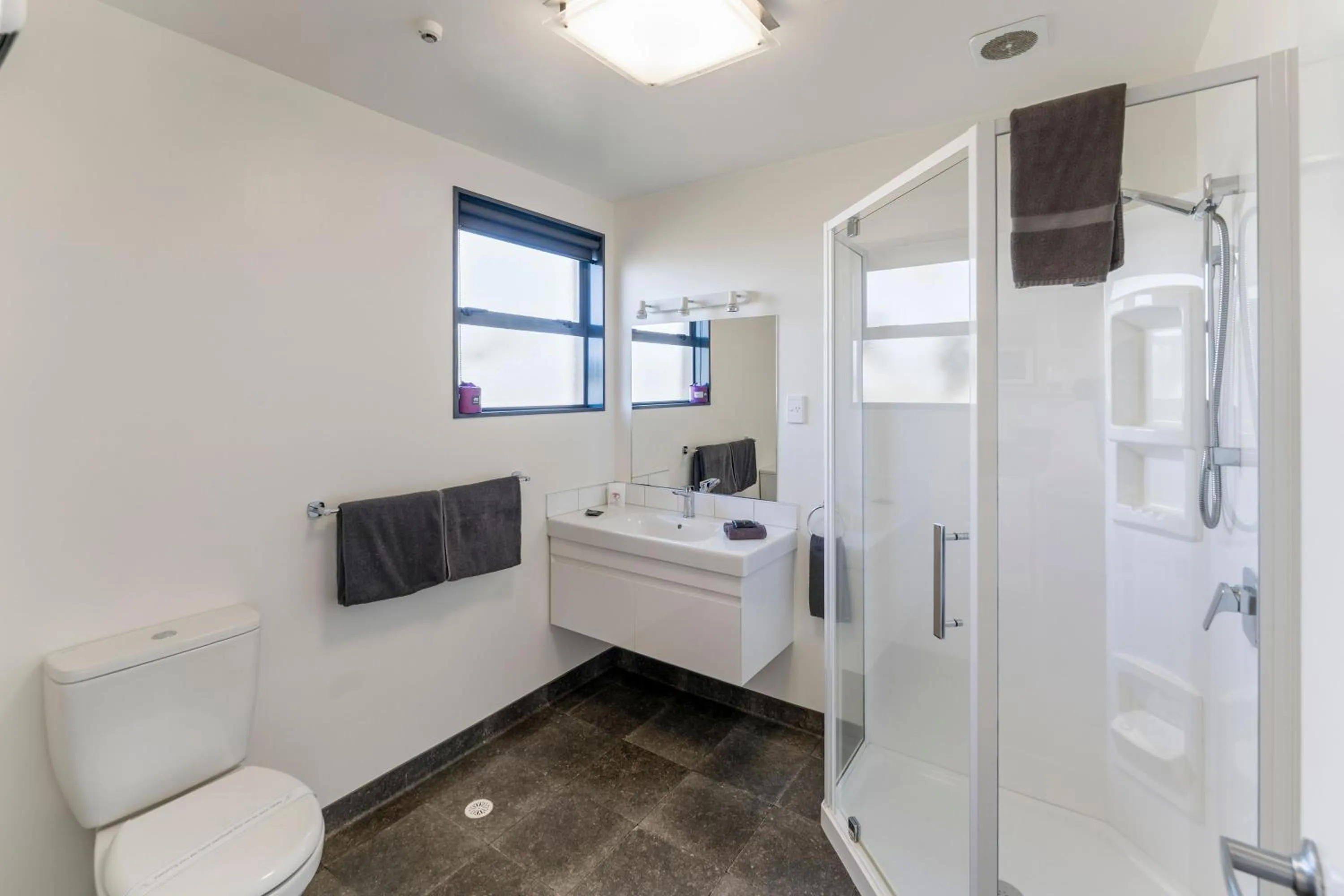 Bathroom in Avalon Manor Motel