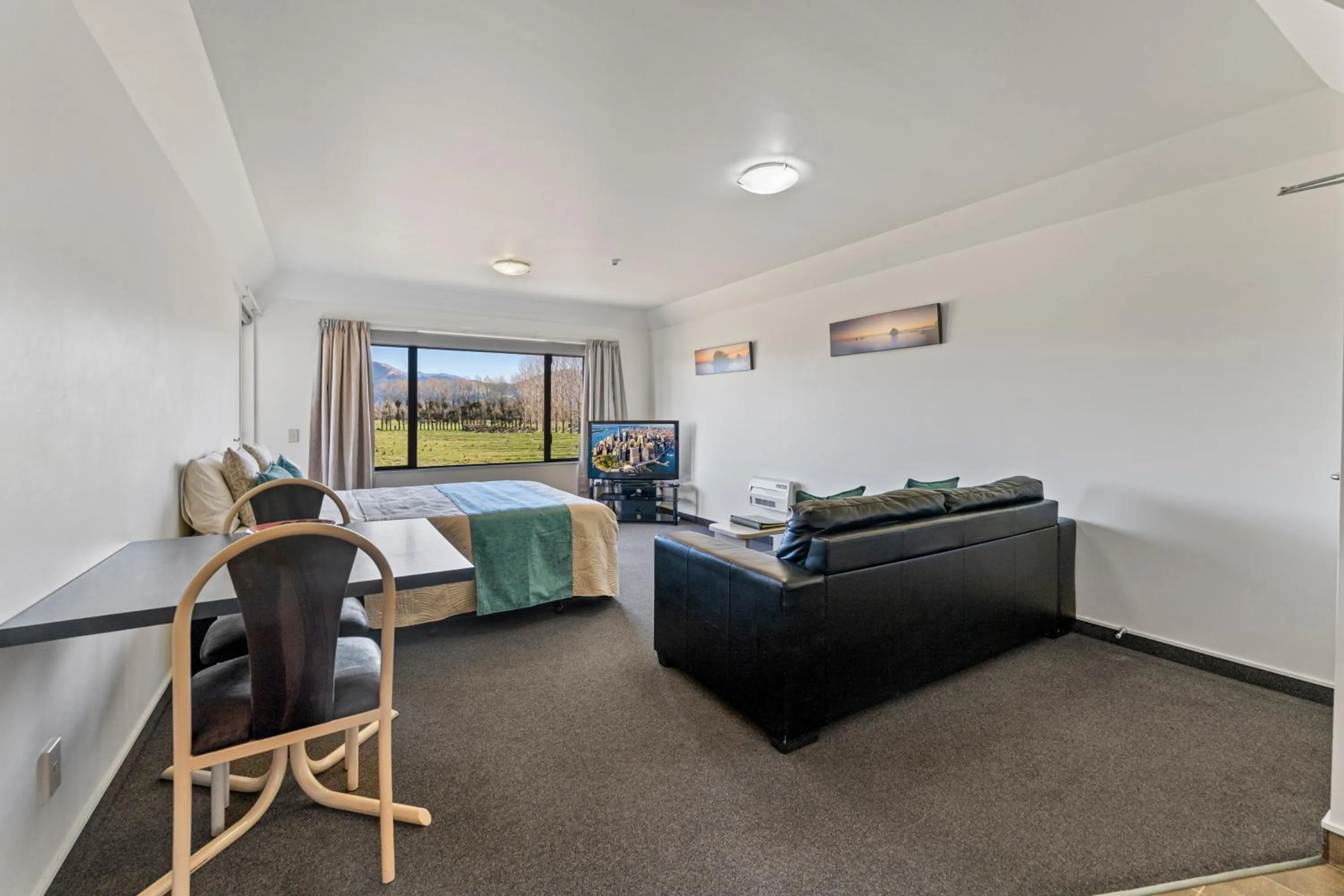 Photo of the whole room, Bed in Avalon Manor Motel