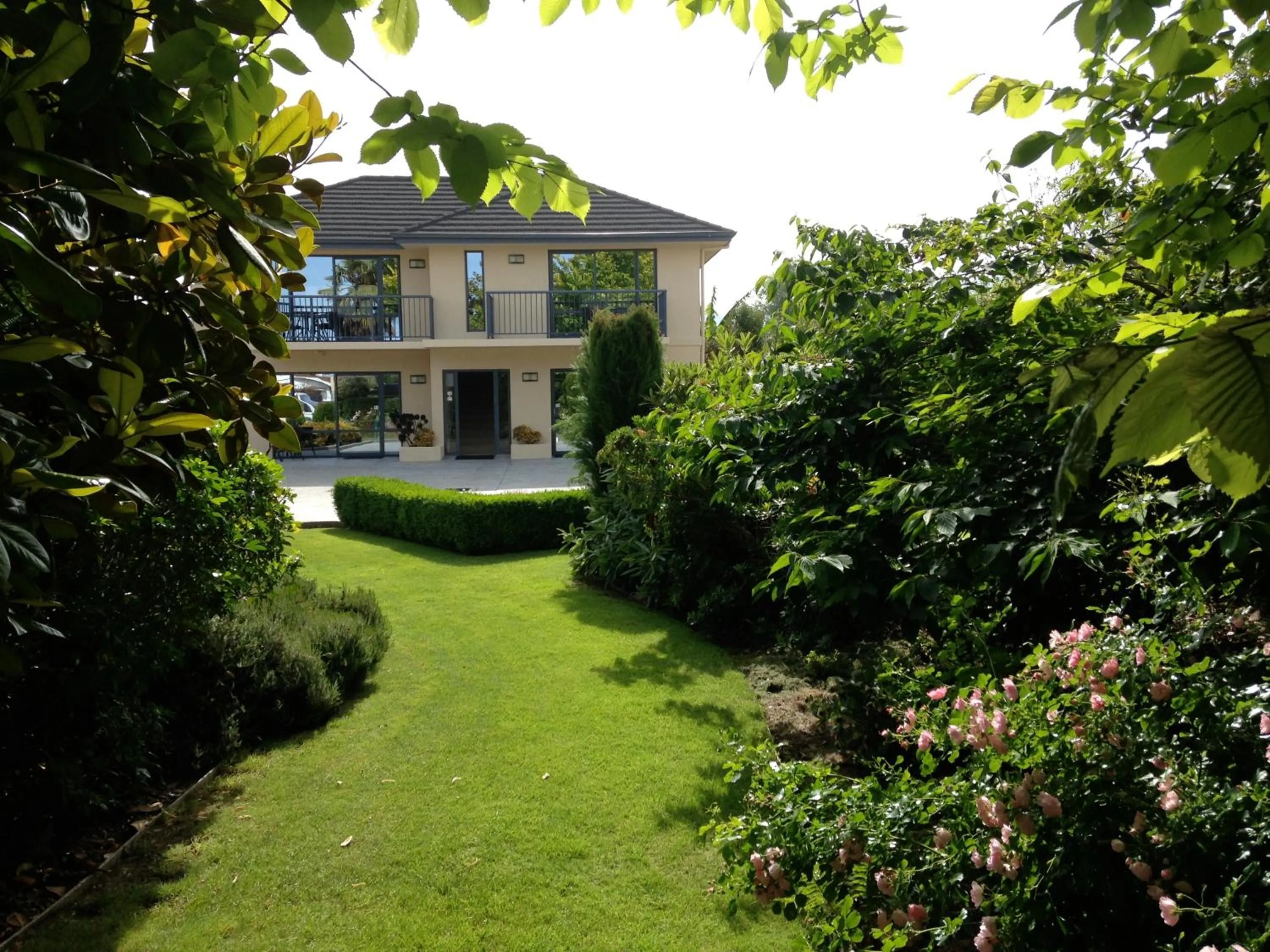 Property building in Avalon Manor Motel