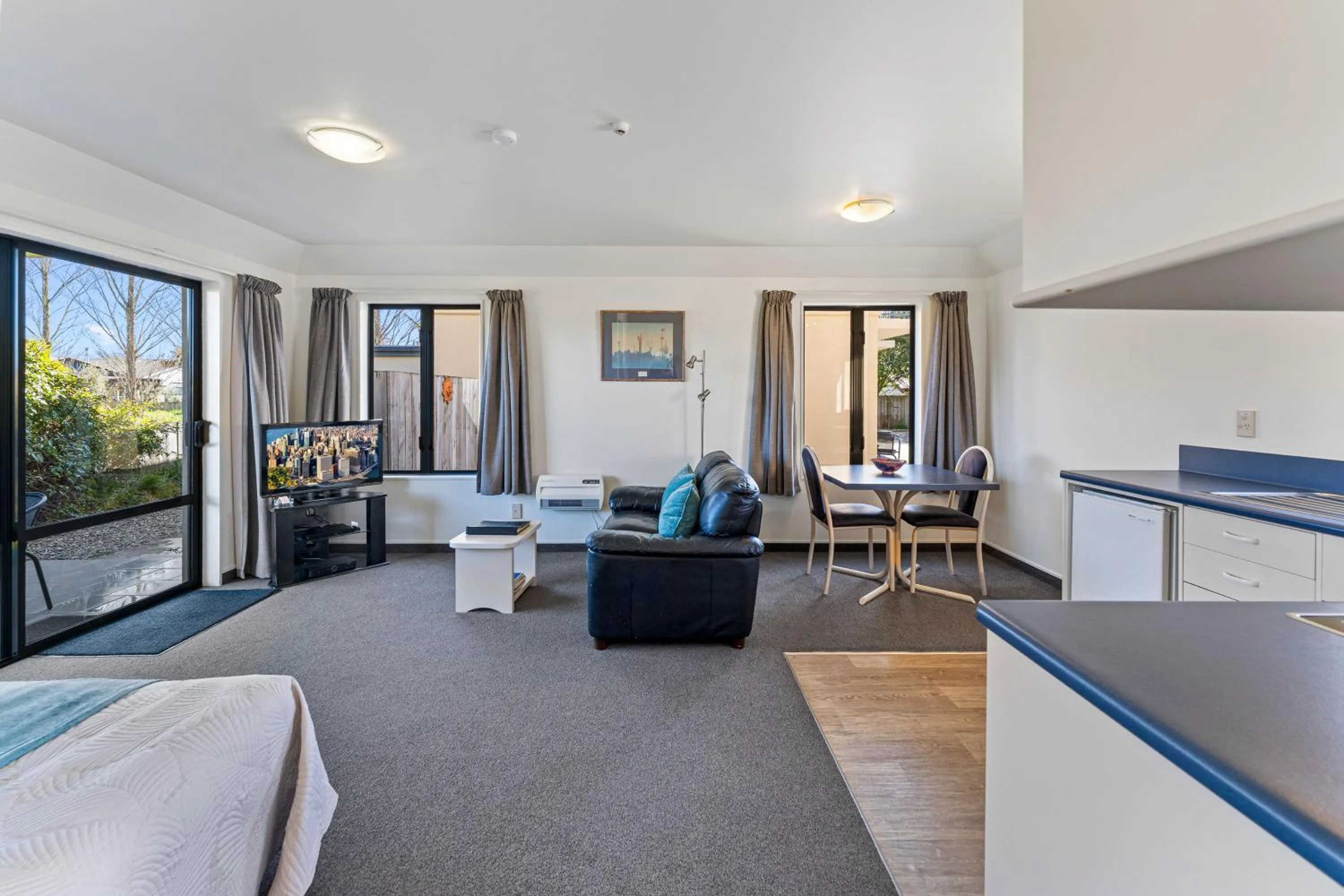 Seating area, Bed in Avalon Manor Motel