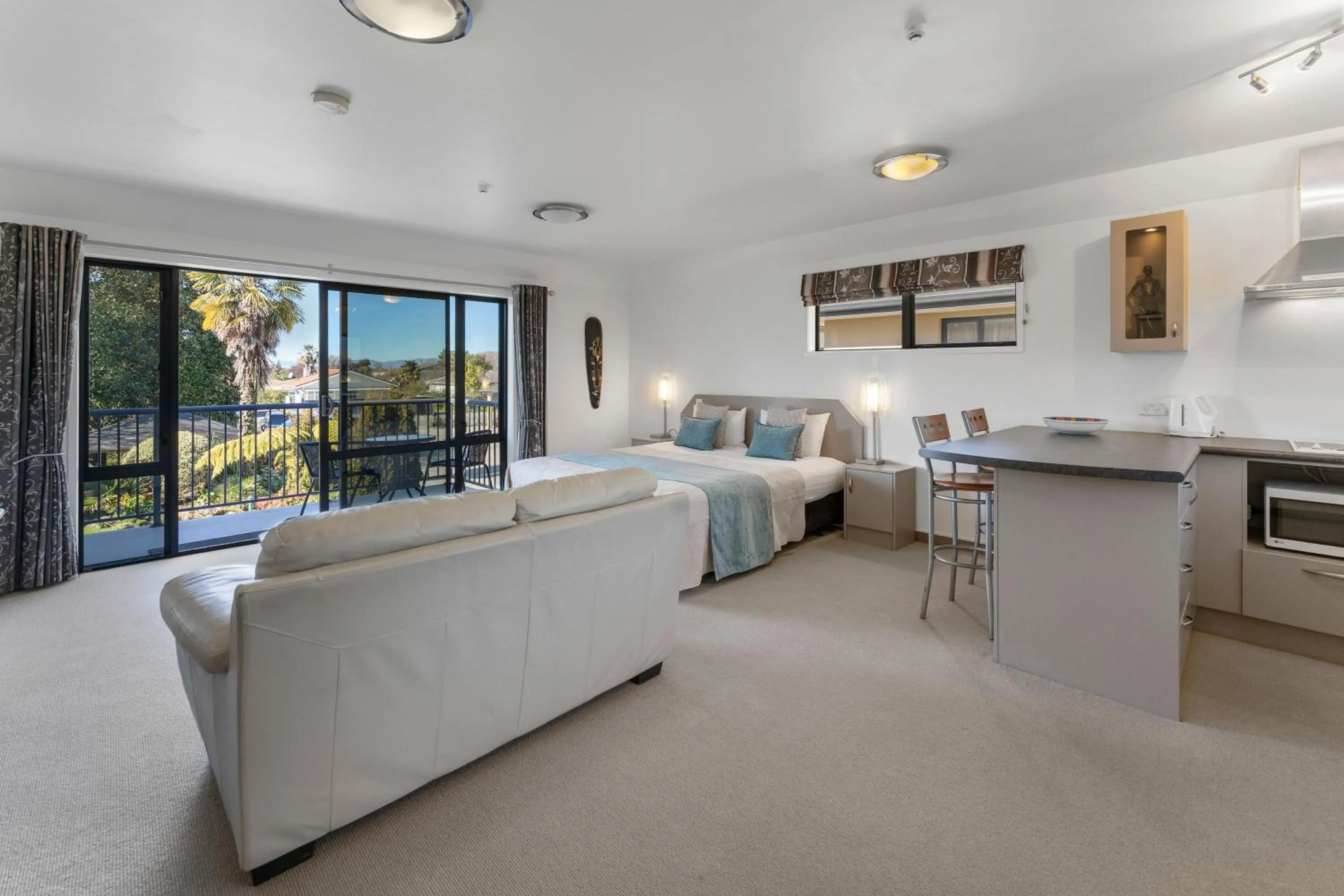 Photo of the whole room, Bed in Avalon Manor Motel