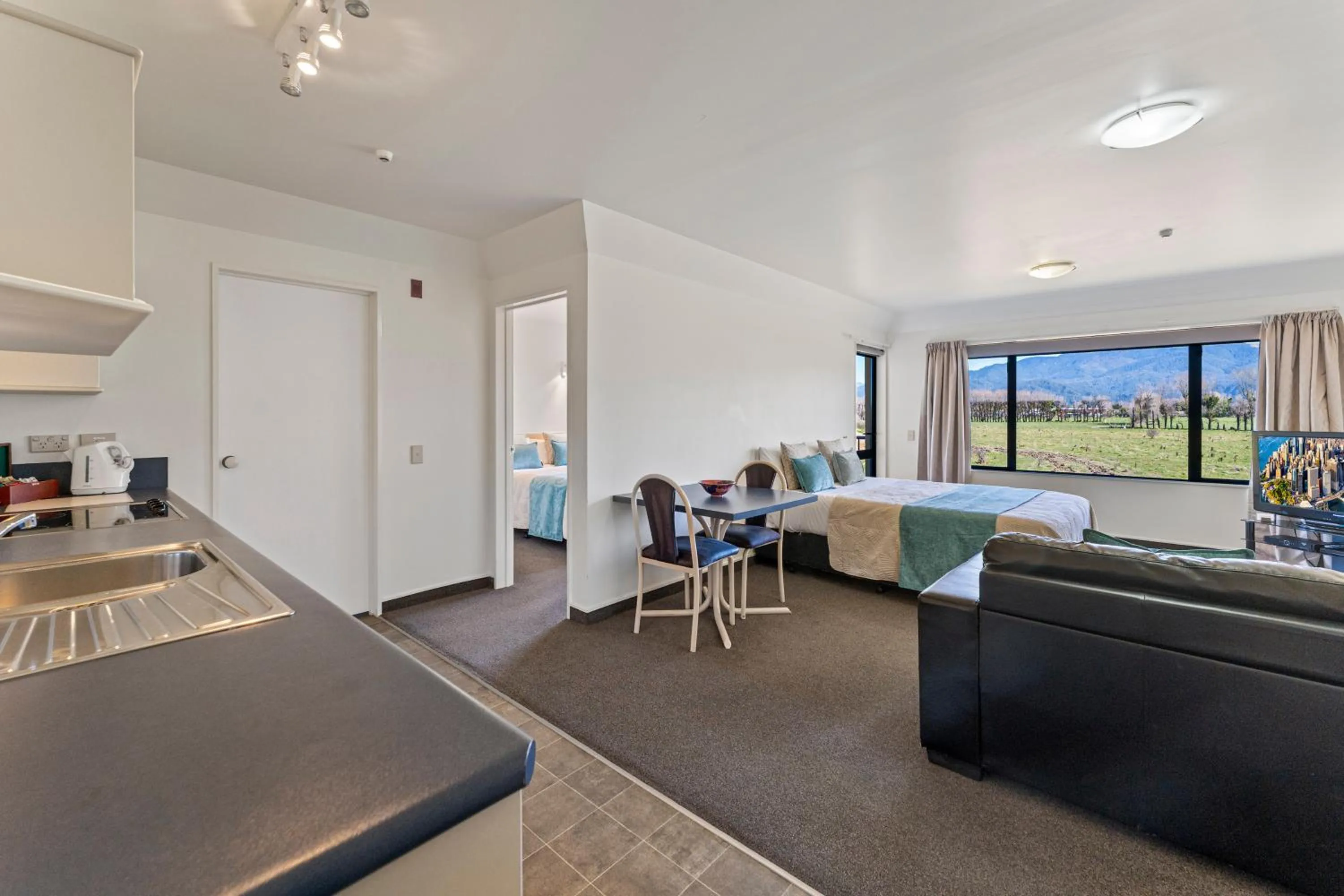 Photo of the whole room in Avalon Manor Motel