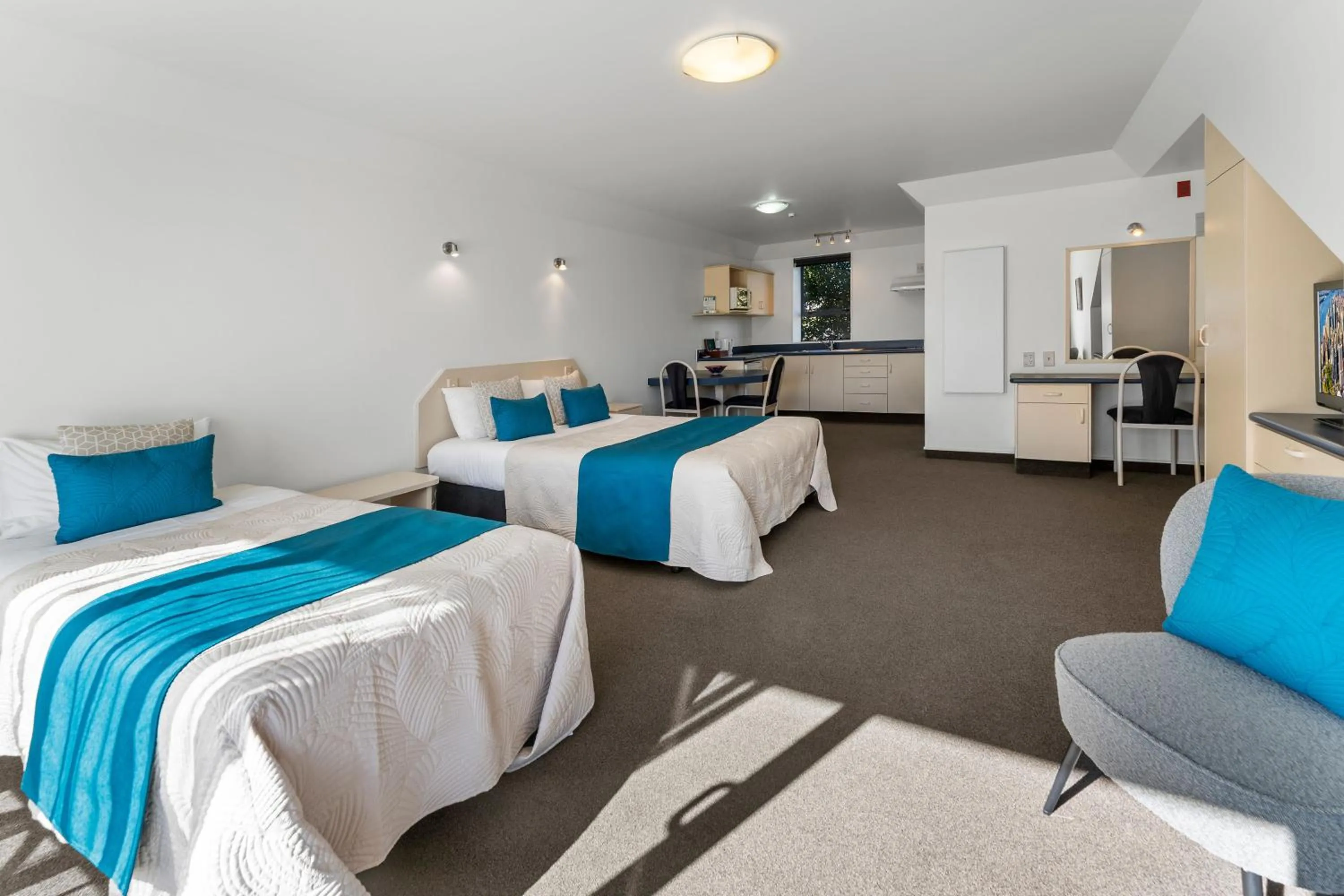 Bed in Avalon Manor Motel