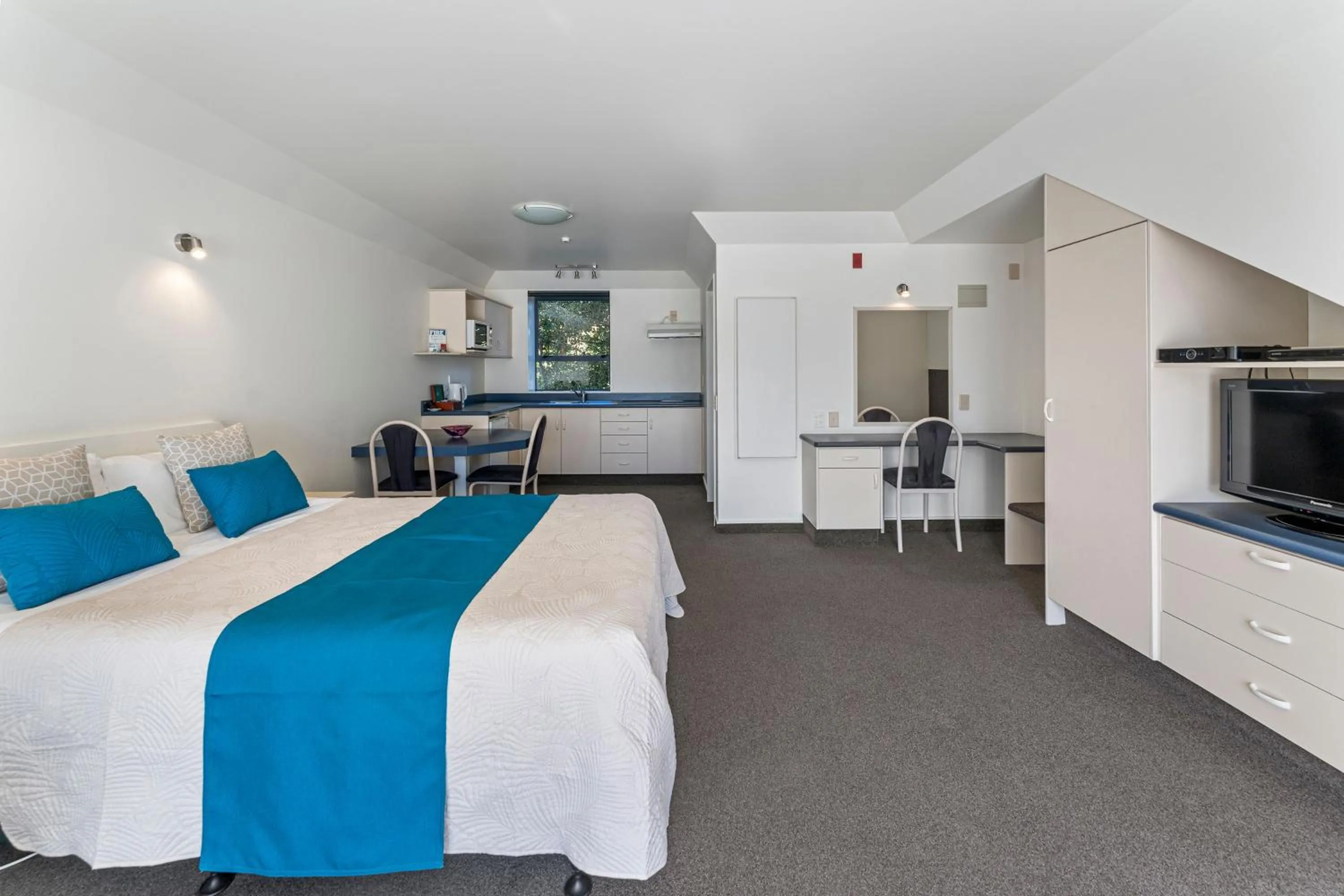 TV and multimedia, Bed in Avalon Manor Motel