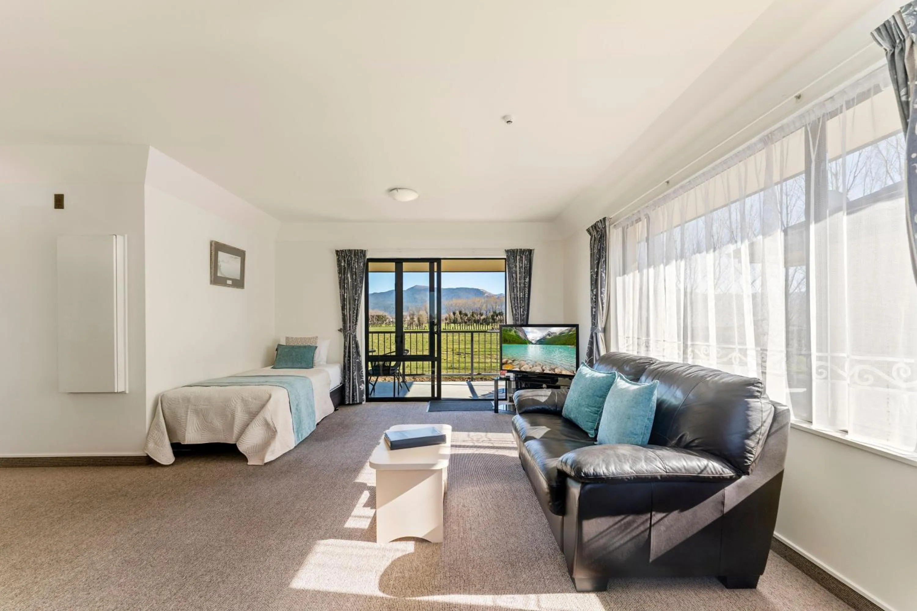 View (from property/room), Bed in Avalon Manor Motel