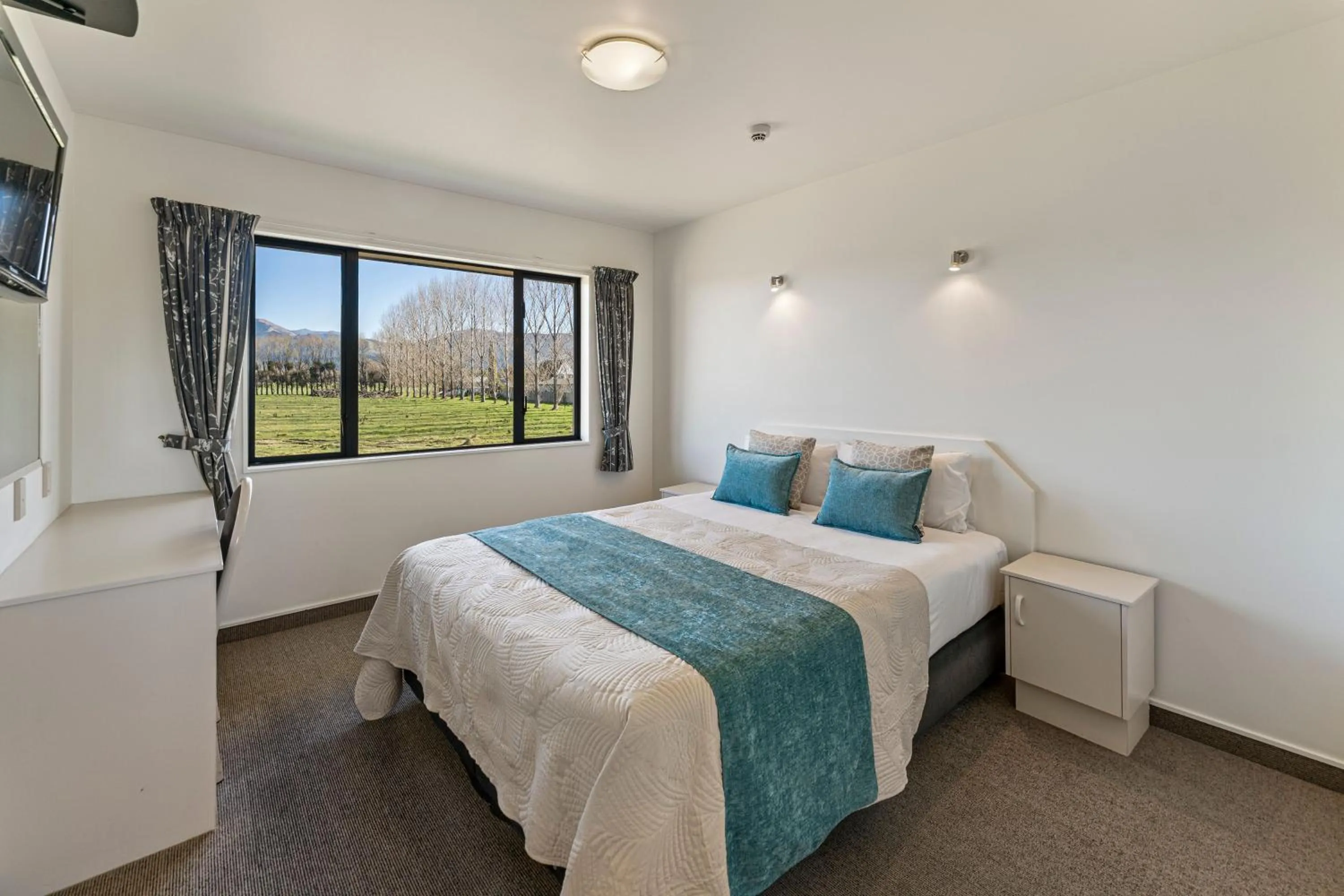 Bed in Avalon Manor Motel