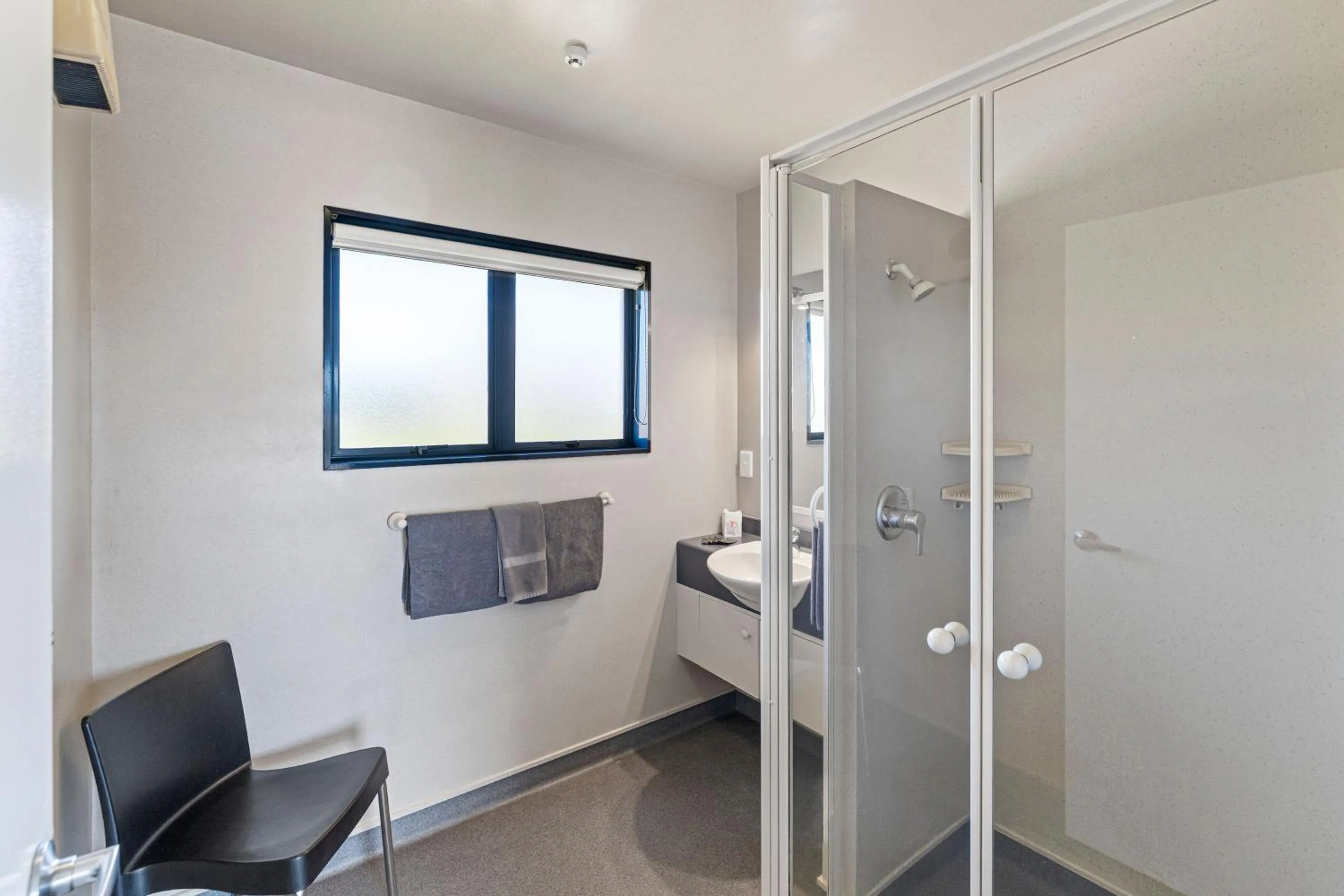 Bathroom in Avalon Manor Motel