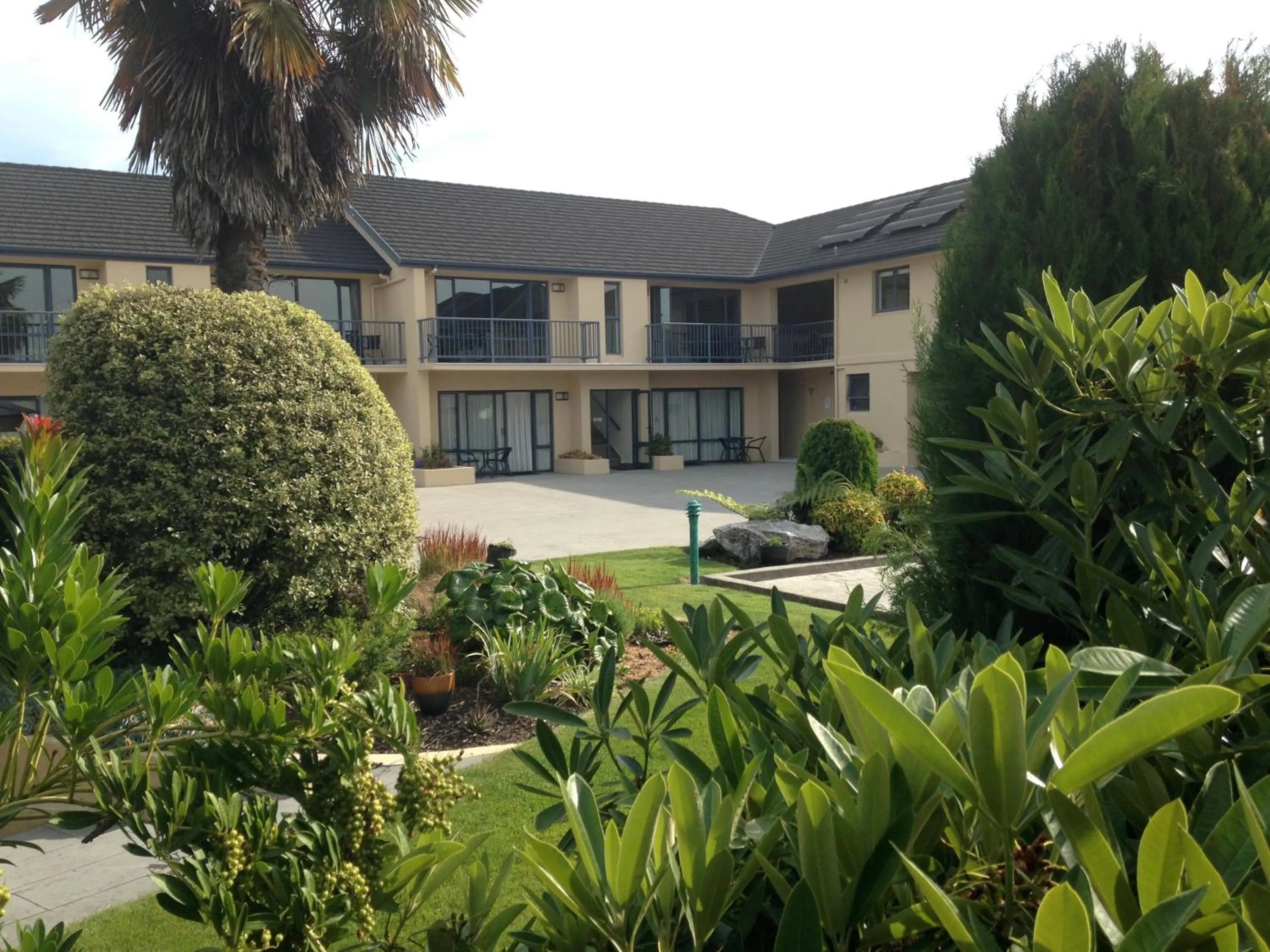 Property building in Avalon Manor Motel