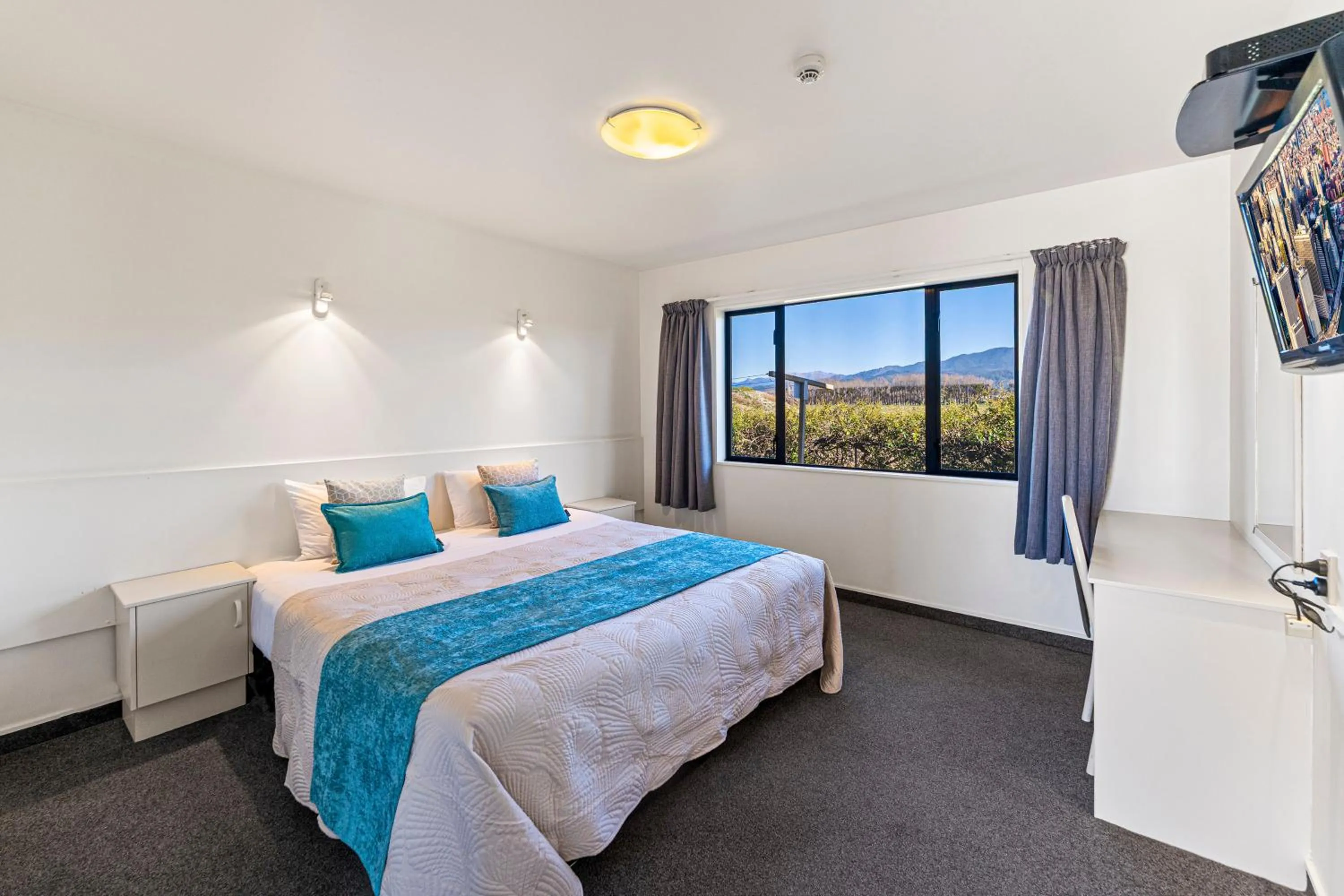 Bedroom, Bed in Avalon Manor Motel