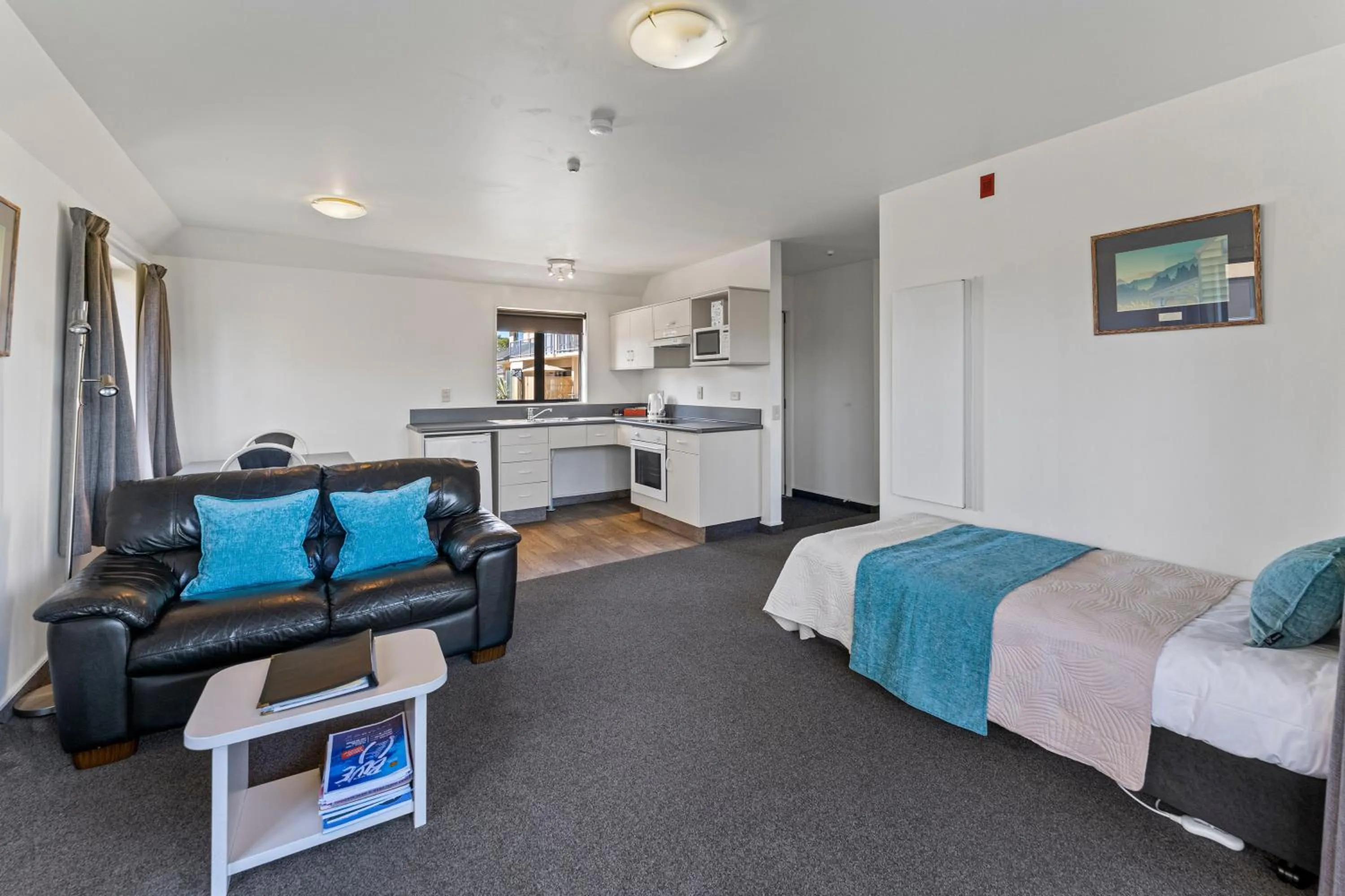 Photo of the whole room, Bed in Avalon Manor Motel