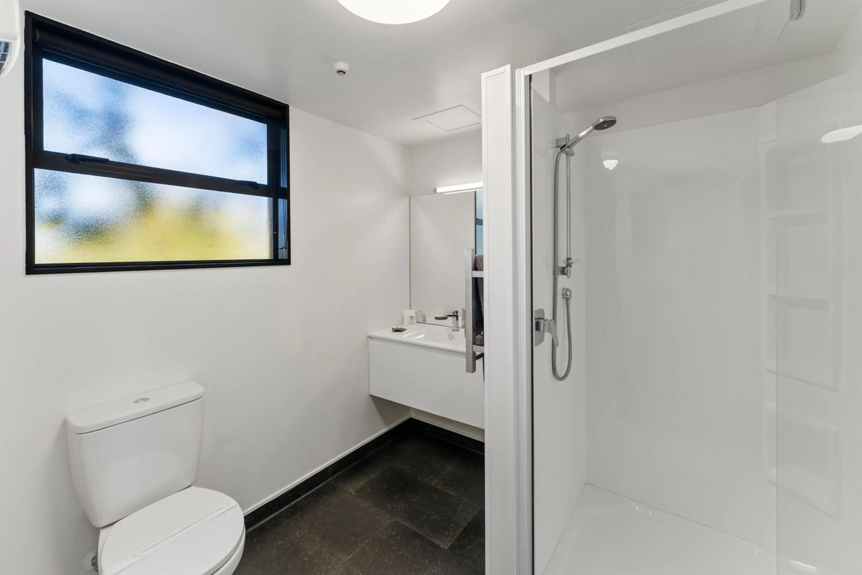 Bathroom in Avalon Manor Motel