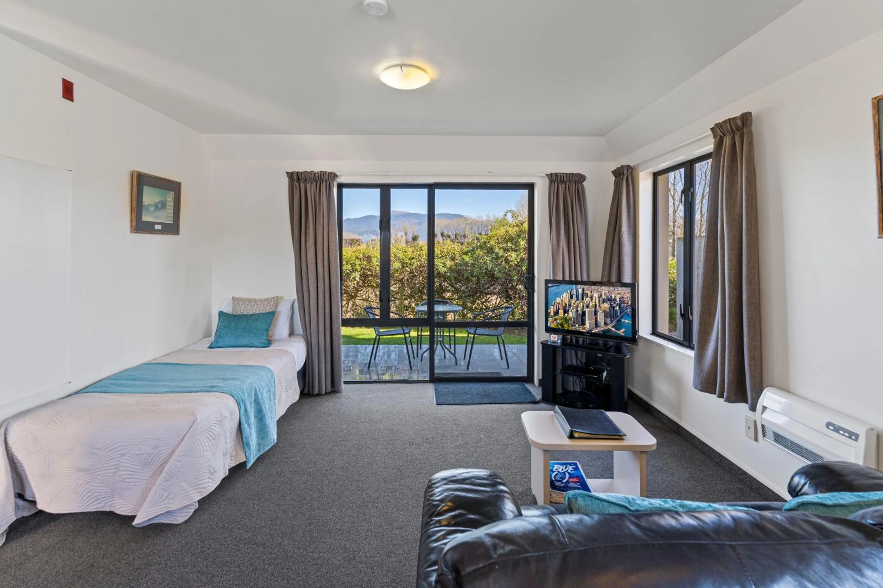 View (from property/room), Bed in Avalon Manor Motel