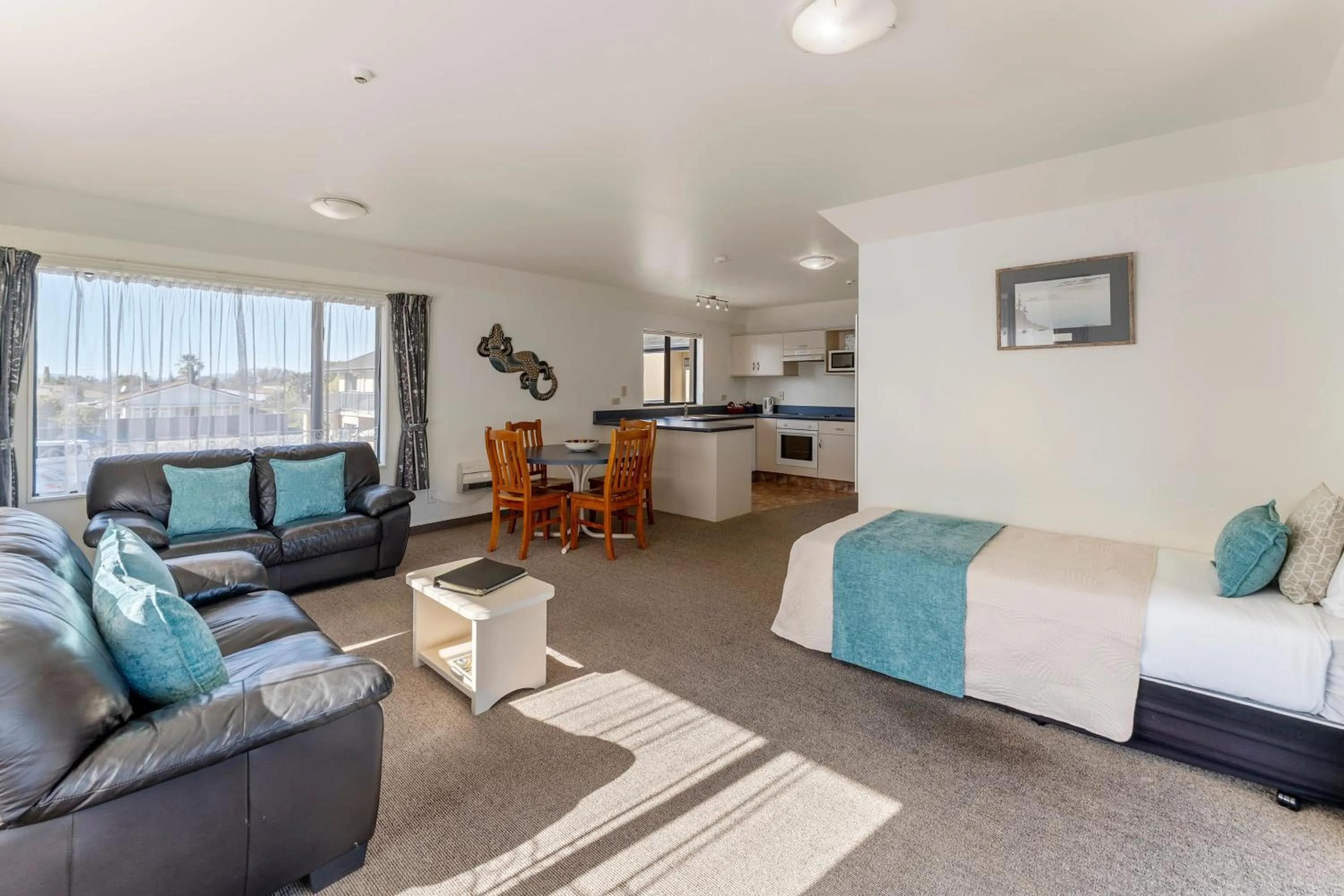 Seating area in Avalon Manor Motel