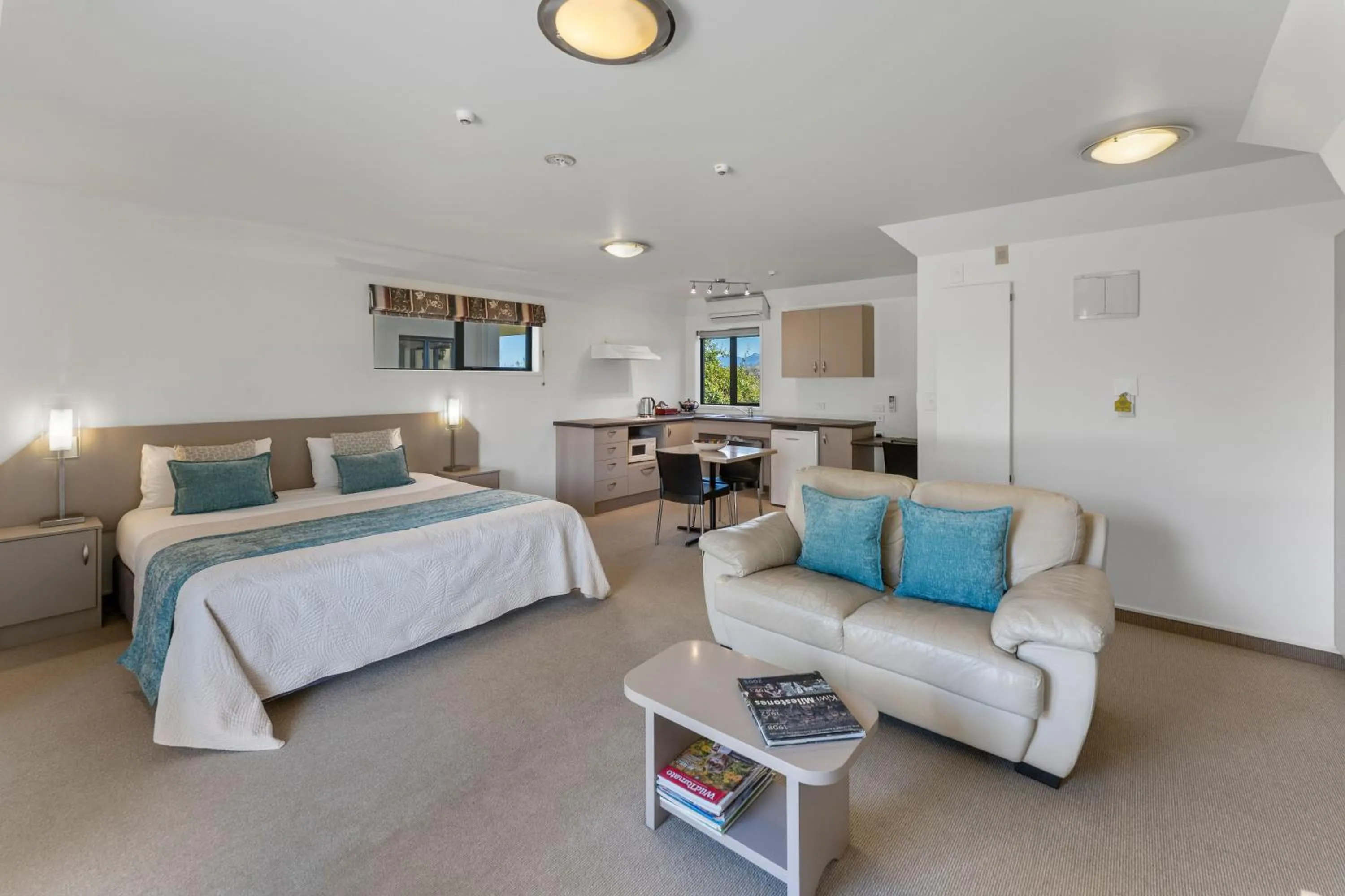 Bed in Avalon Manor Motel