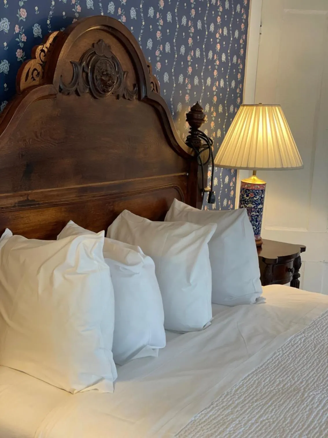 Queen Room in Central House Inn