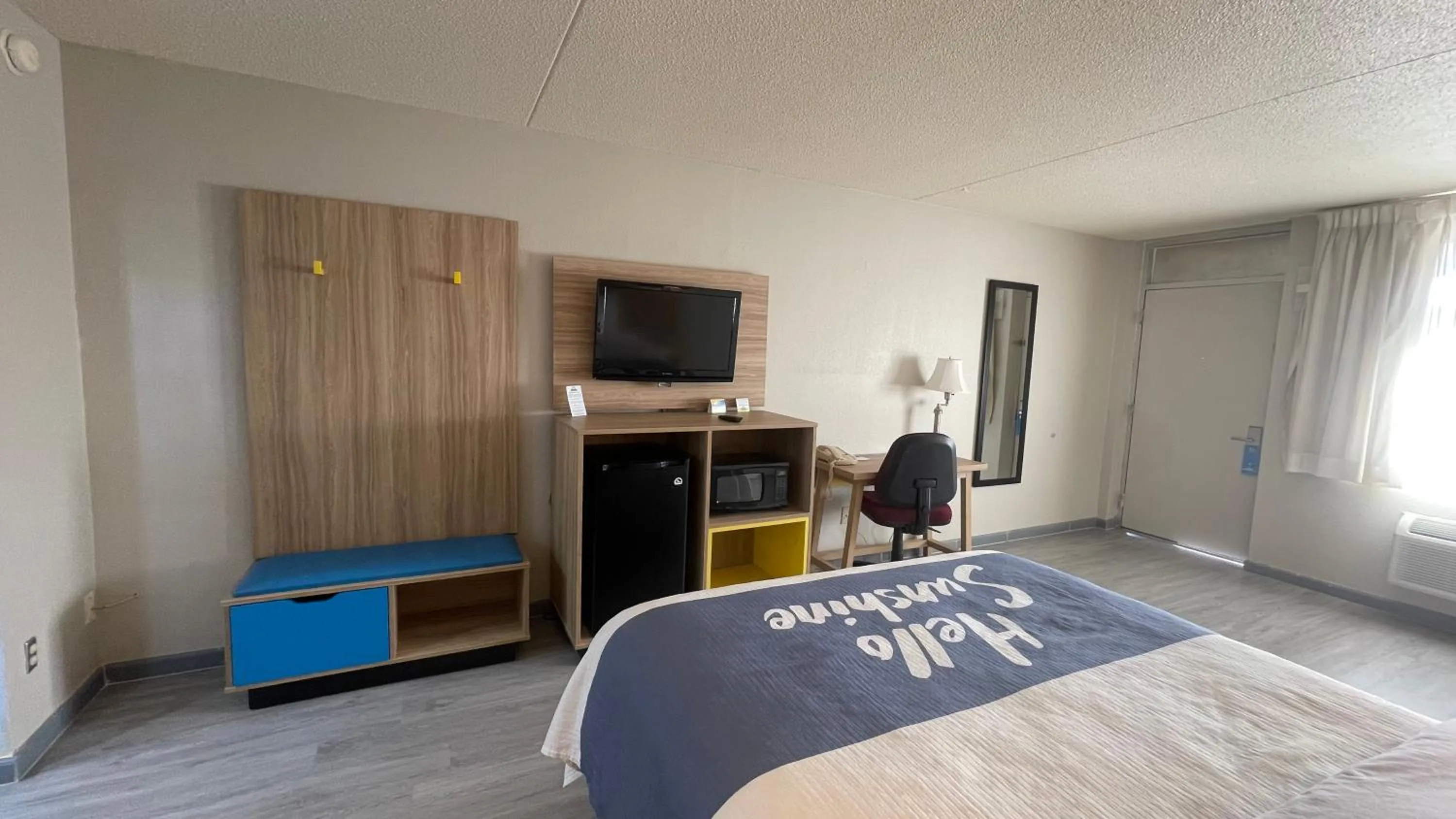 Communal lounge/ TV room, Bed in Days Inn by Wyndham Salina South