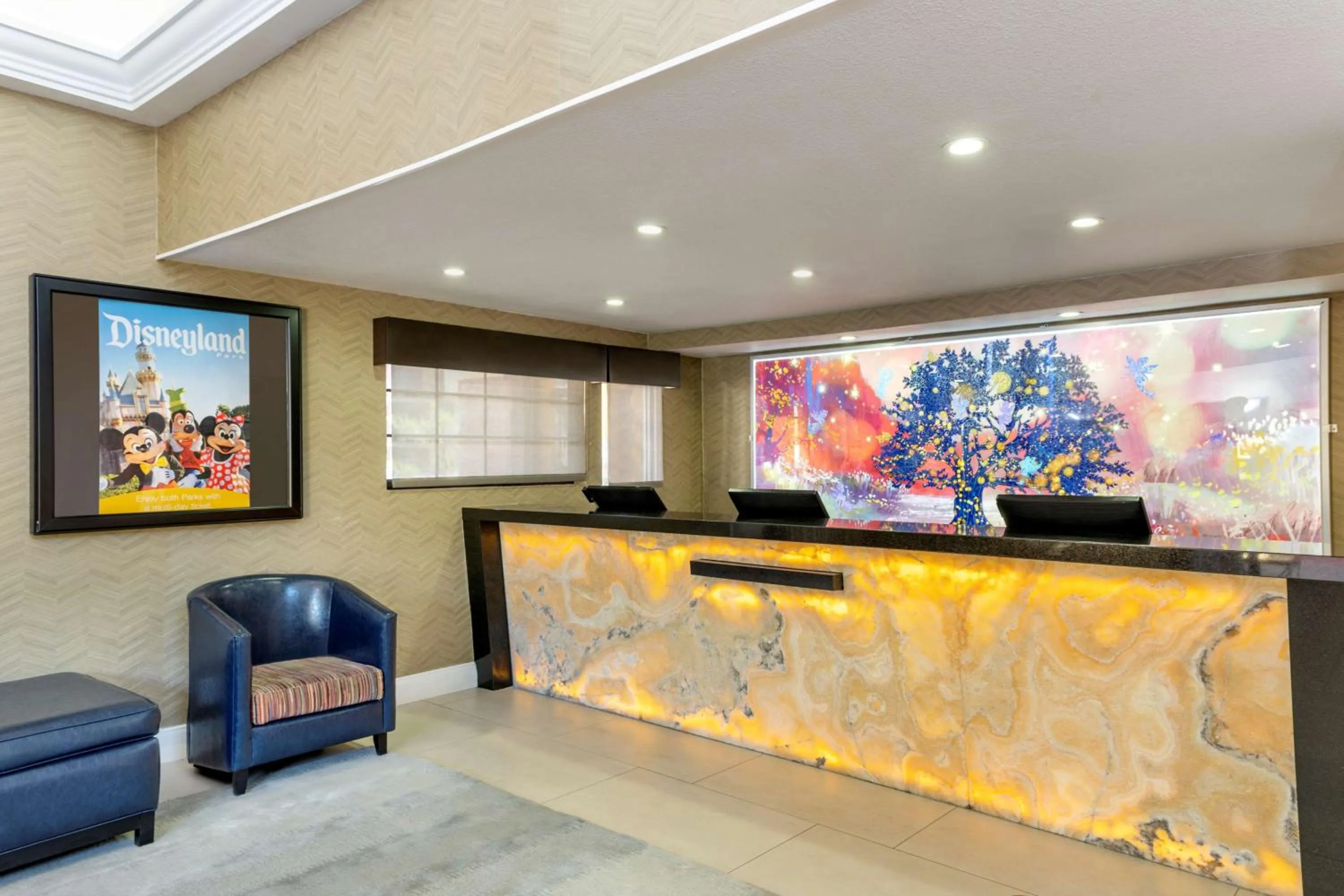 Lobby or reception in Best Western Plus Raffles Inn & Suites