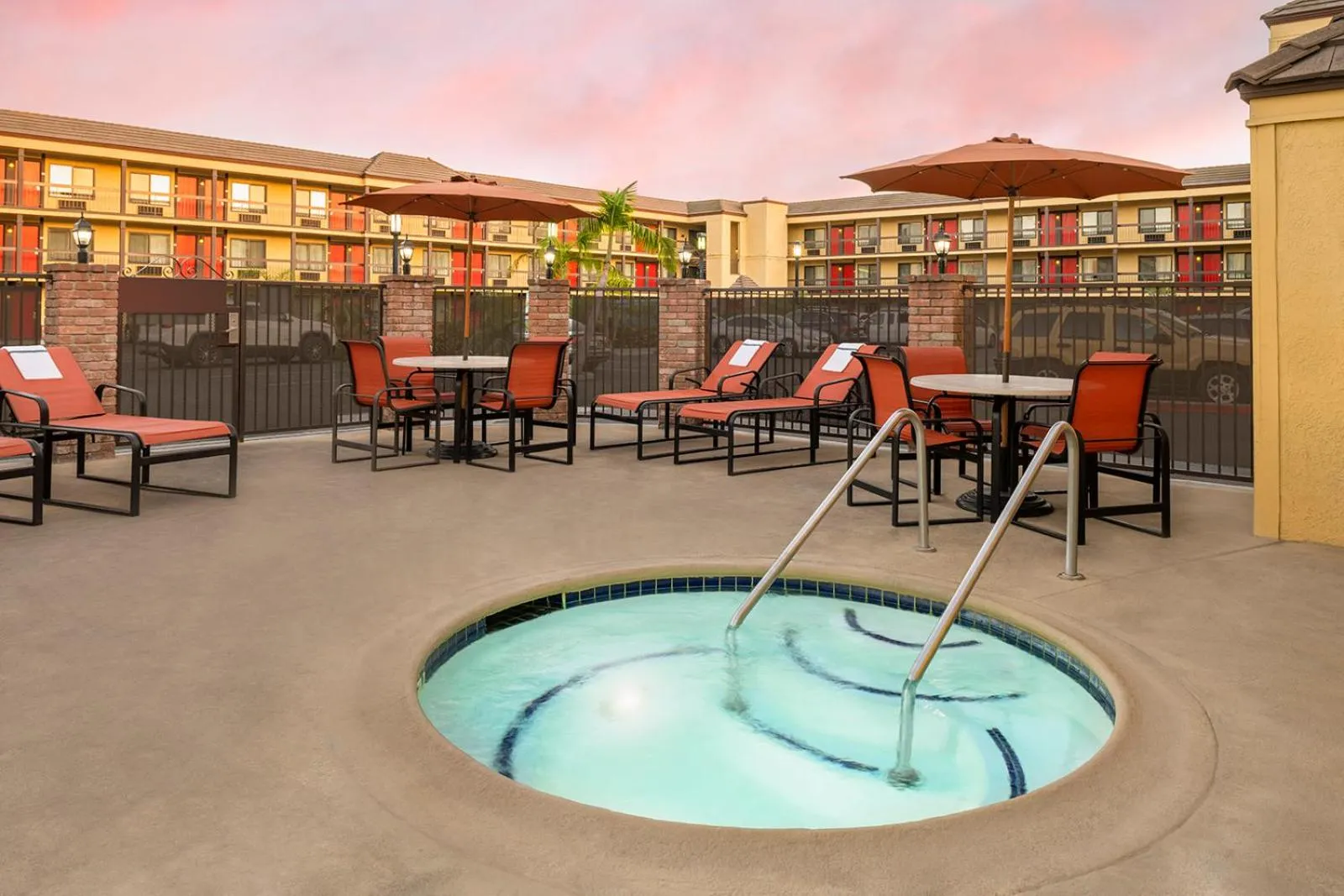 Swimming pool in Best Western Plus Raffles Inn & Suites
