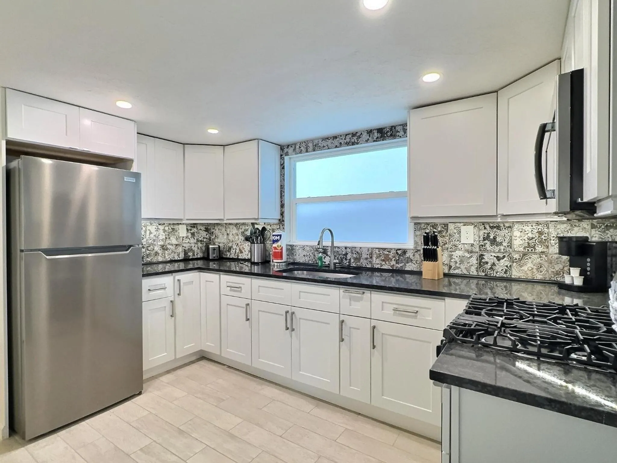 Kitchen or kitchenette in Siesta Heron Suites & Villas