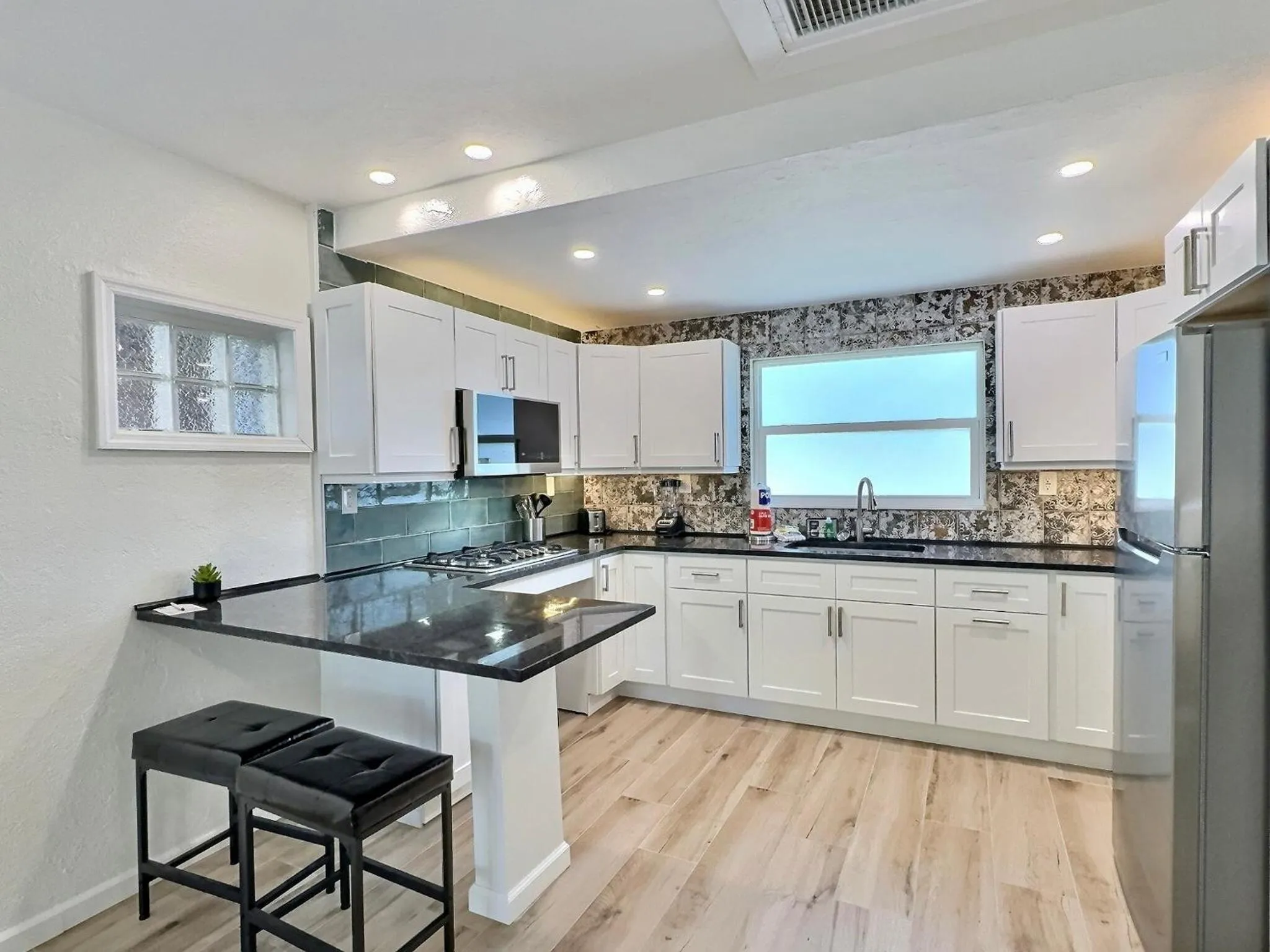 Kitchen or kitchenette in Siesta Heron Suites & Villas