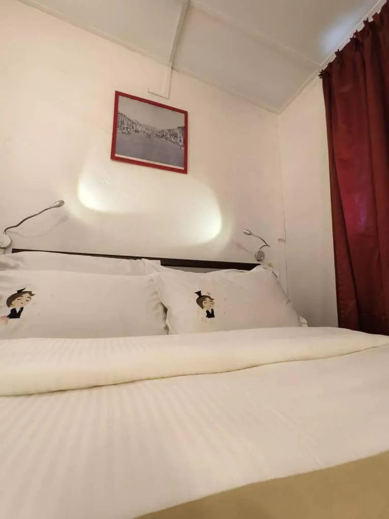 Bed in Red Inn Court