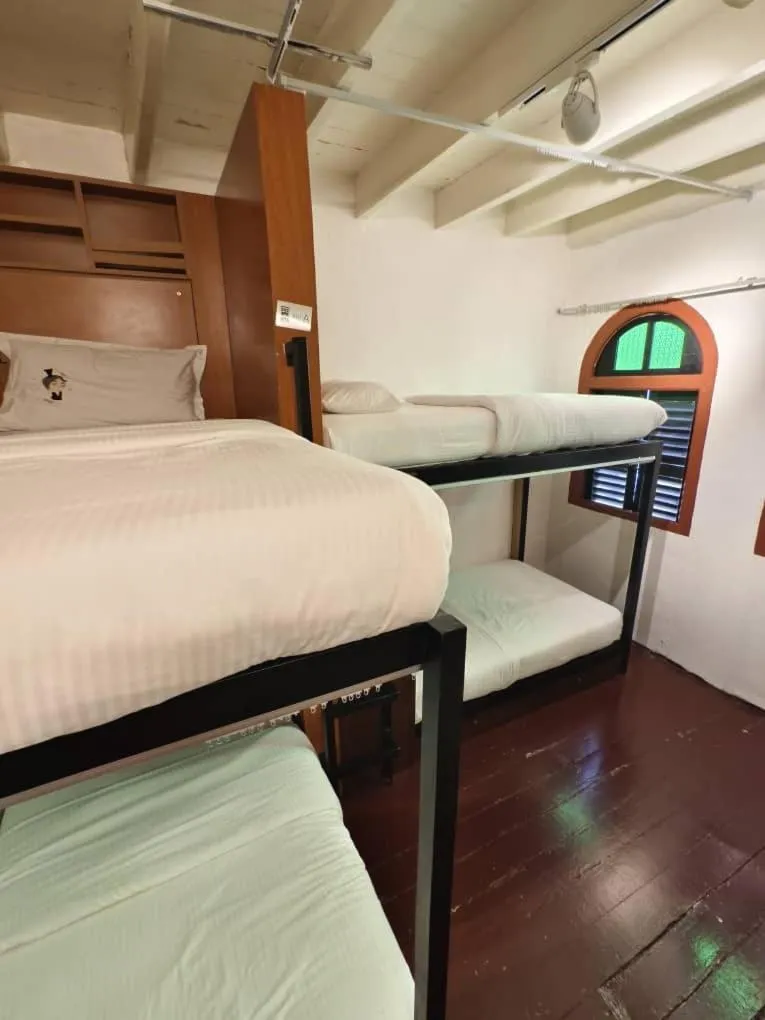 Bed in Red Inn Court